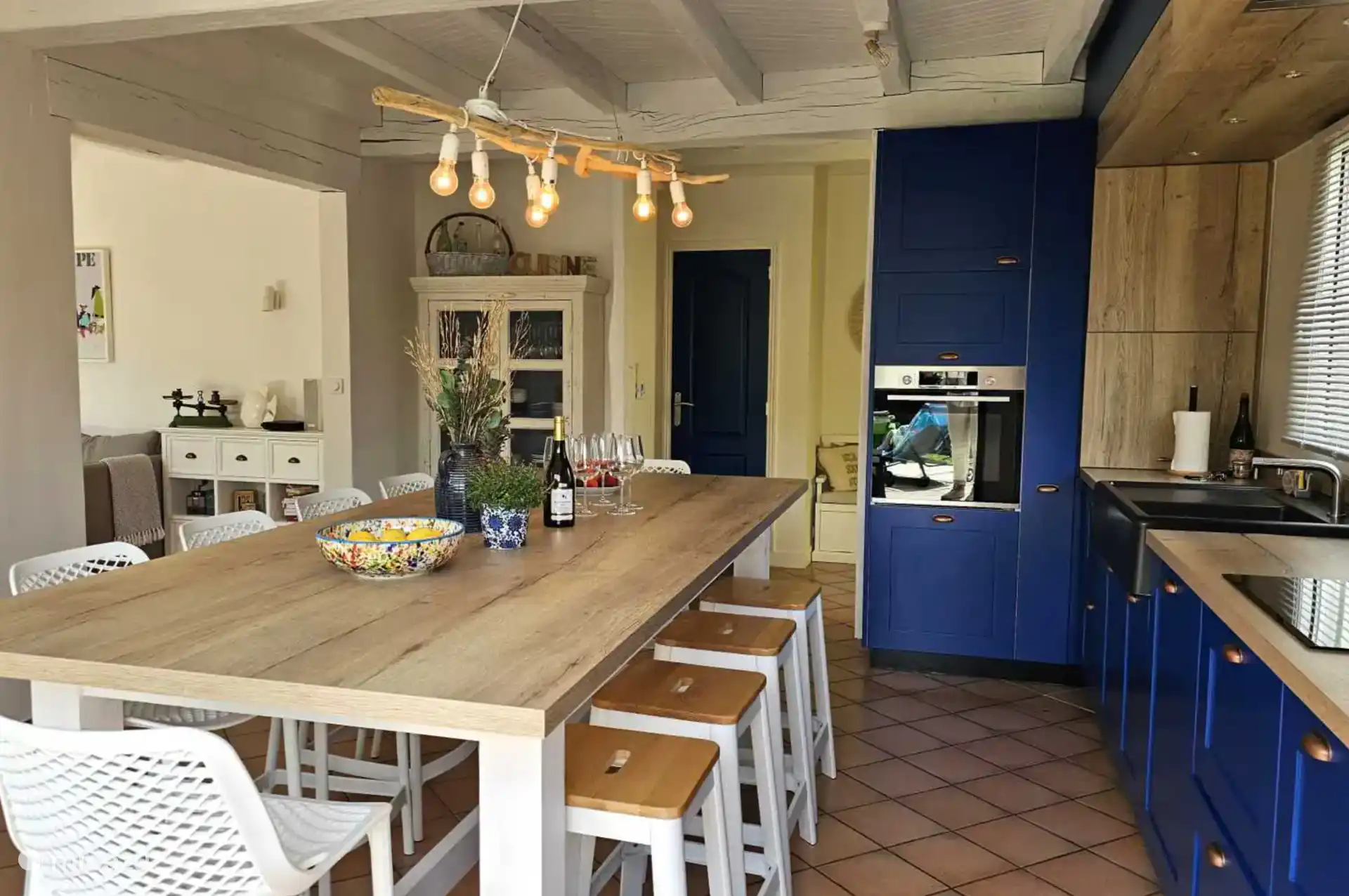 Cocina con todos los electrodomésticos y utensilios