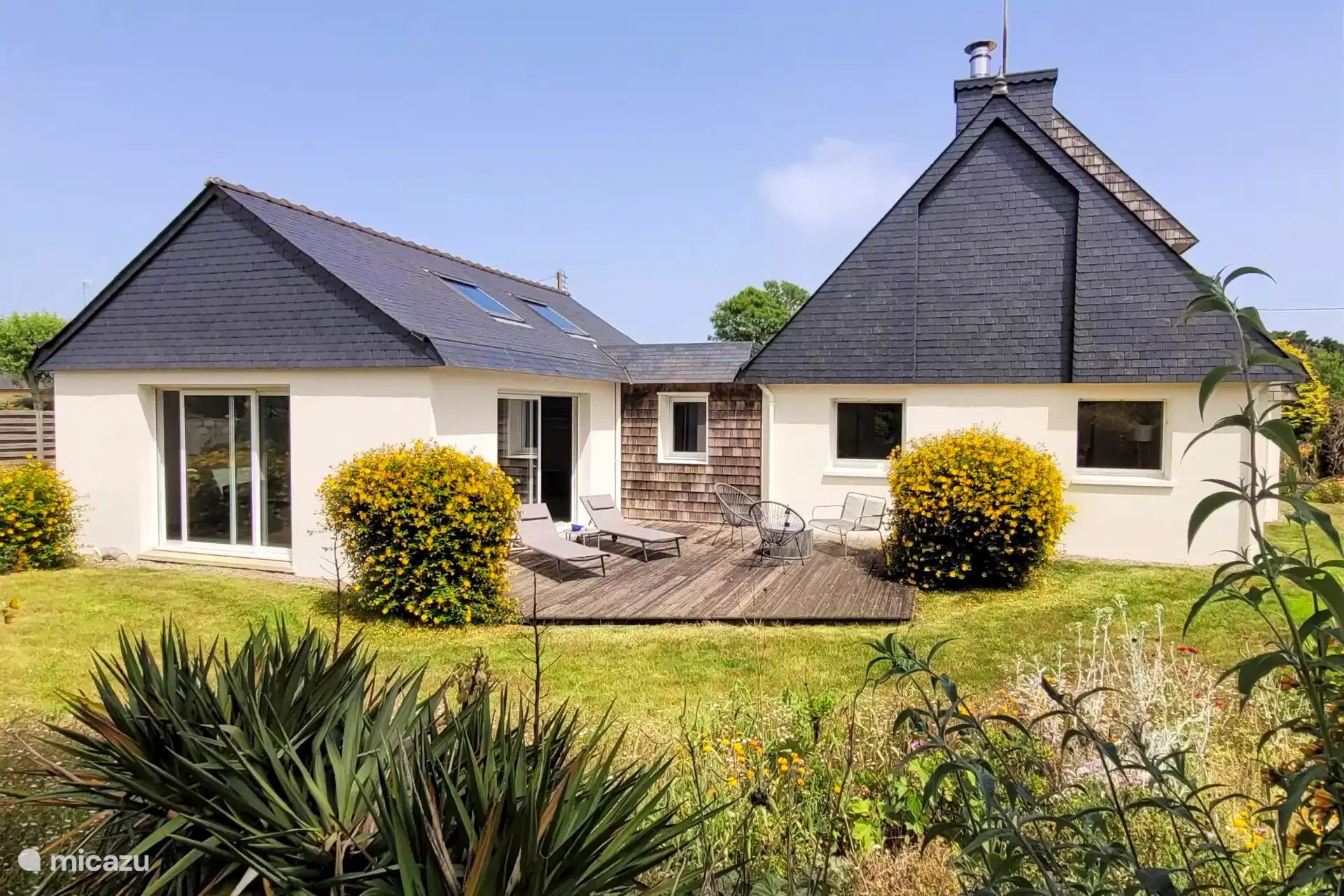 Terraza lateral con acceso a piscina. 