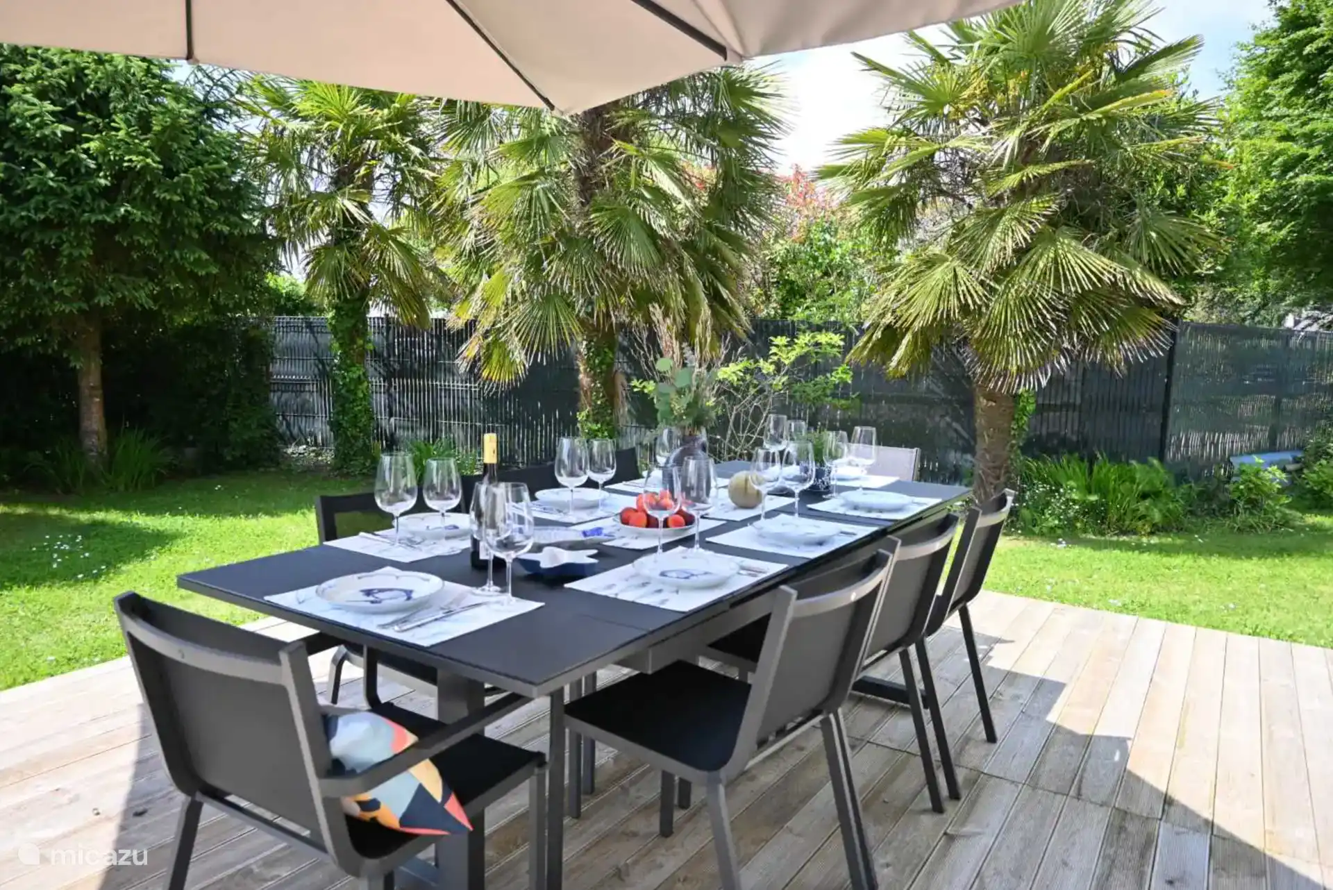 Delicioso almuerzo en el jardín.