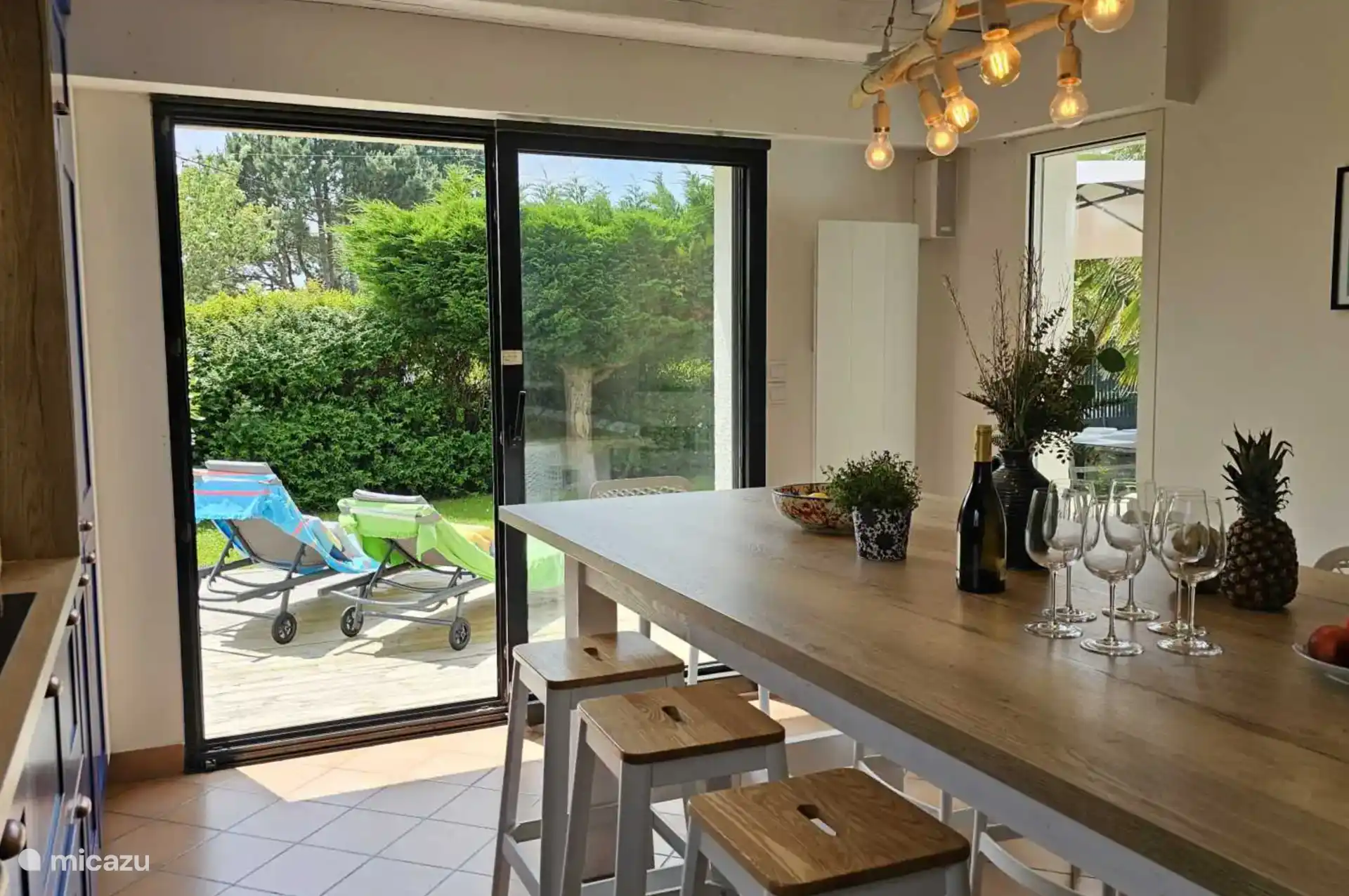 Cocina con acceso directo al jardín