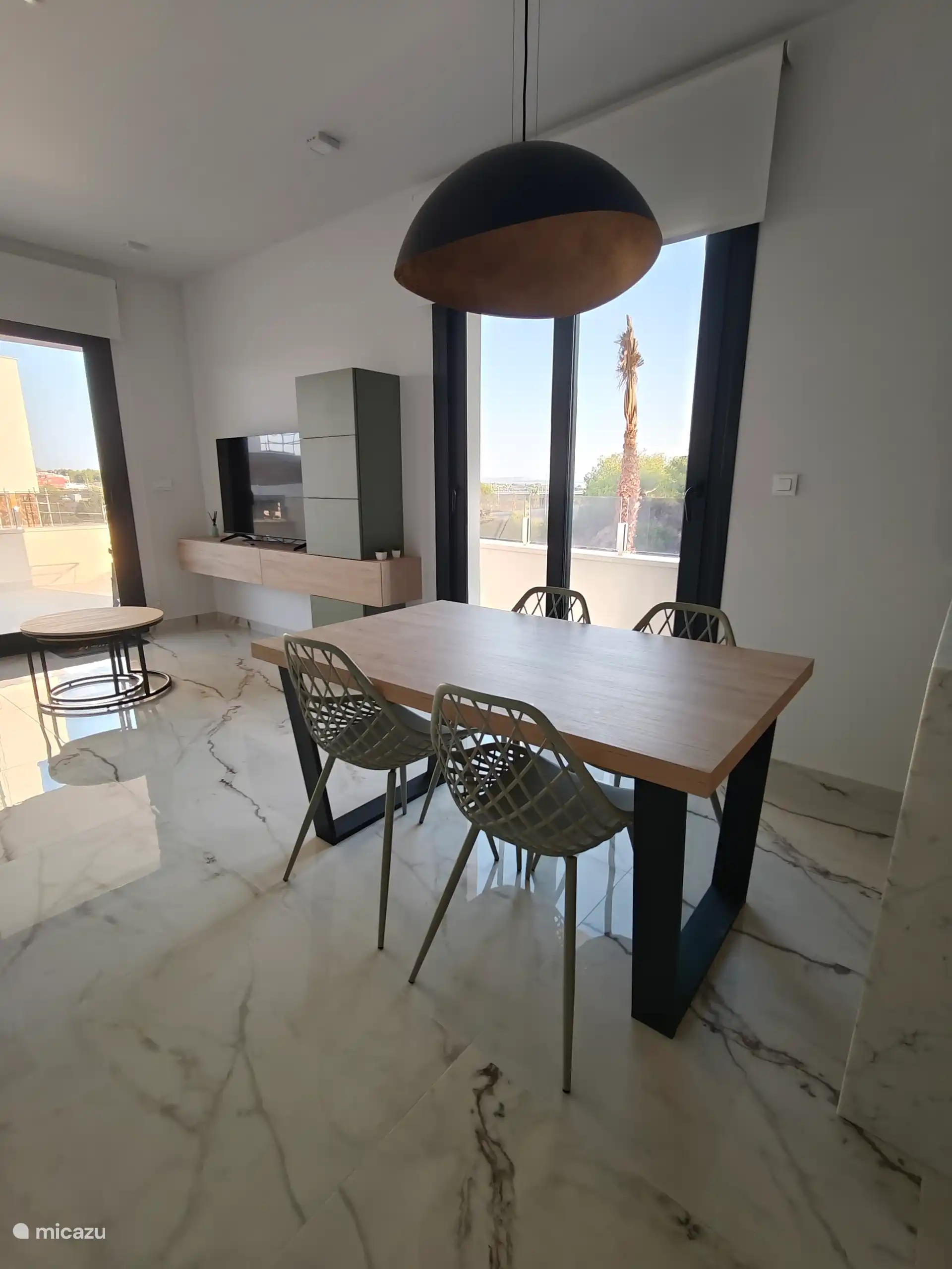 Wohnzimmer mit offener Küche