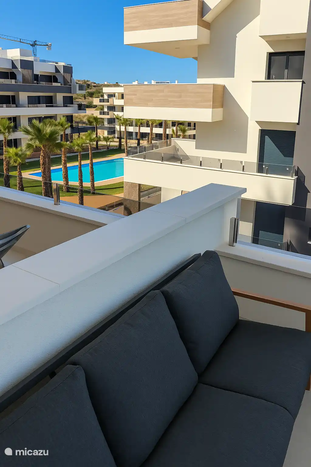 Blick auf den Pool von der Terrasse