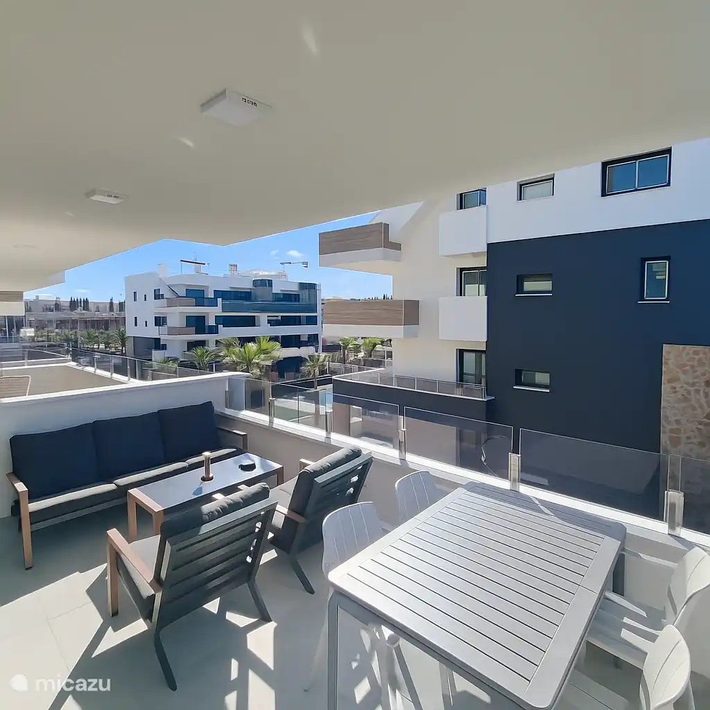 Vordere Terrasse mit Lounge und Esstisch