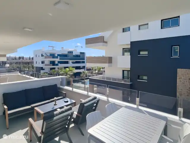El Sueño  en España, Costa Blanca, Orihuela Costa - apartamento Terraza delantera con salón y mesa de comedor