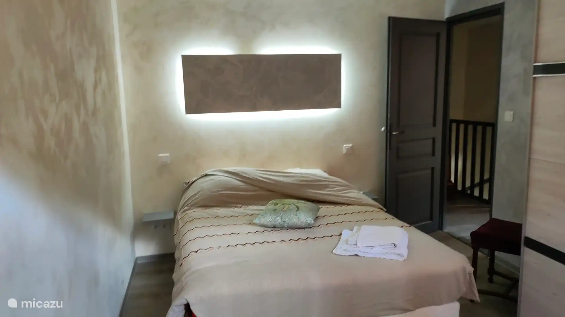 Slaapkamer 2 op de bovenverdieping met beddengoed van 140x200 en dekbed Garnier Thiébaut (Vogezen)