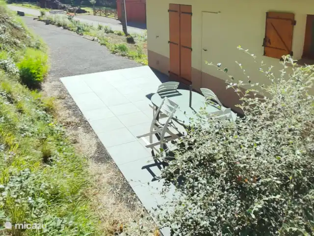 Au bord du Bleu | France, Vosges, Lubine - maison de vacances Votre coin terrasse équipée d'un store depuis 2025
