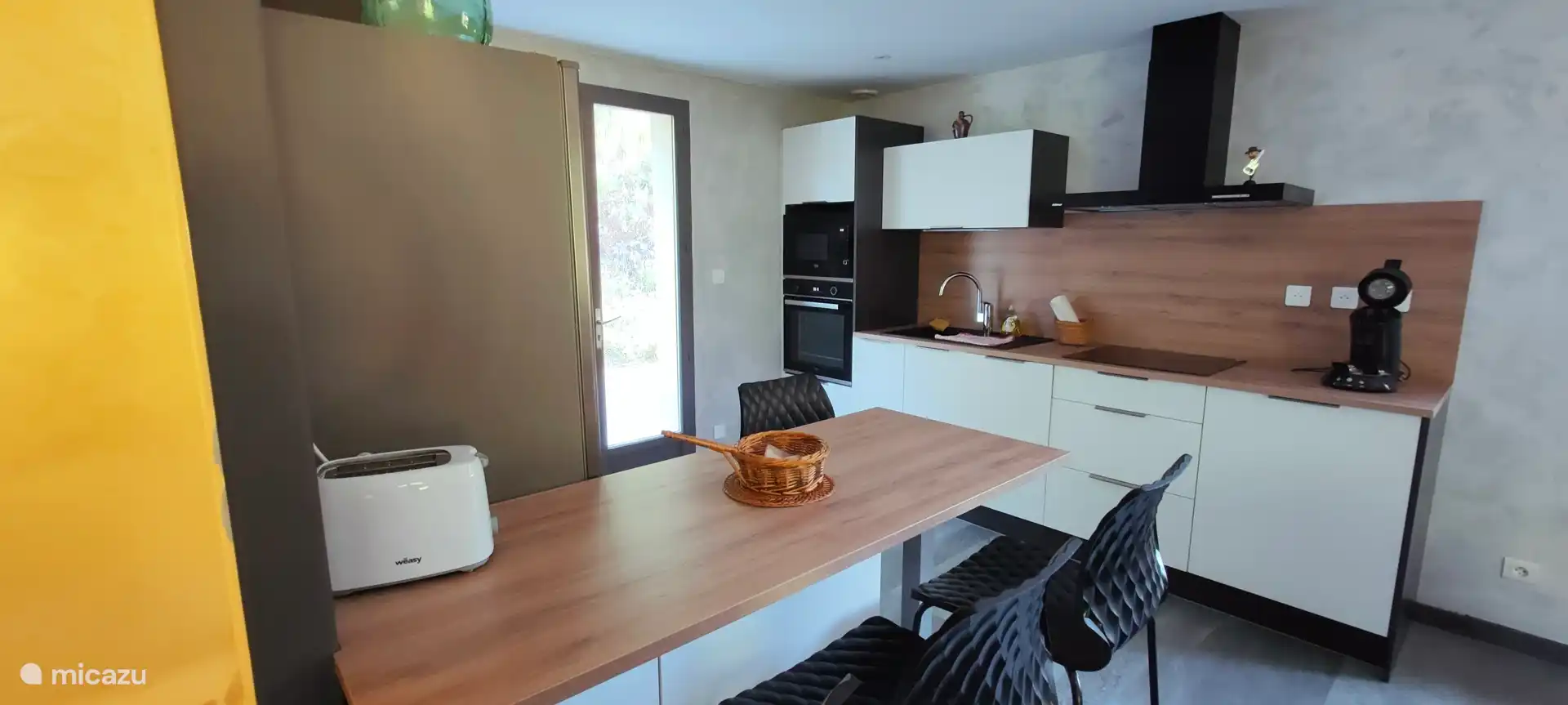 De volledig uitgeruste keuken 