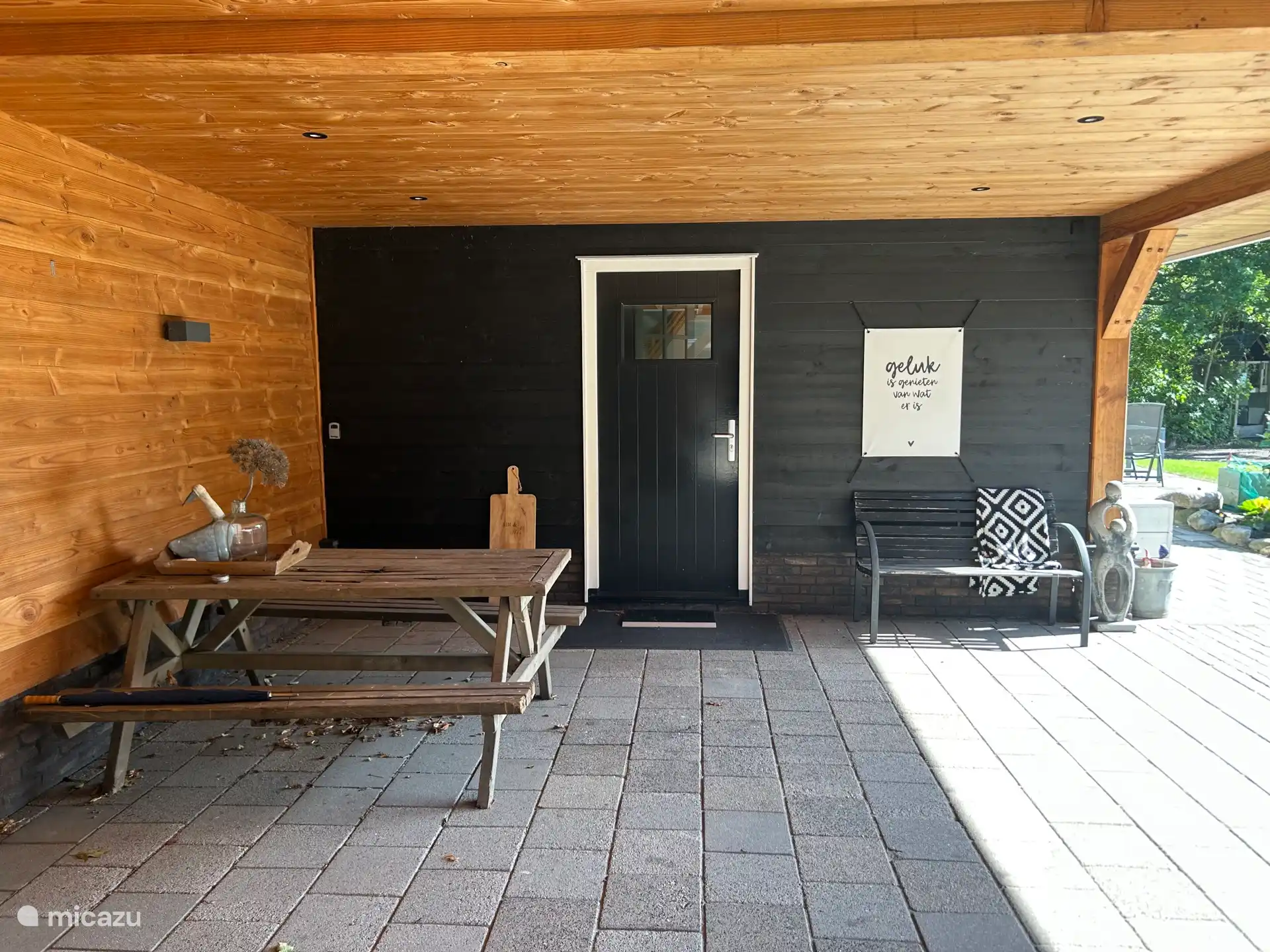 überdachte Terrasse / Carport, wo Sie Fahrräder abstellen und aufladen können