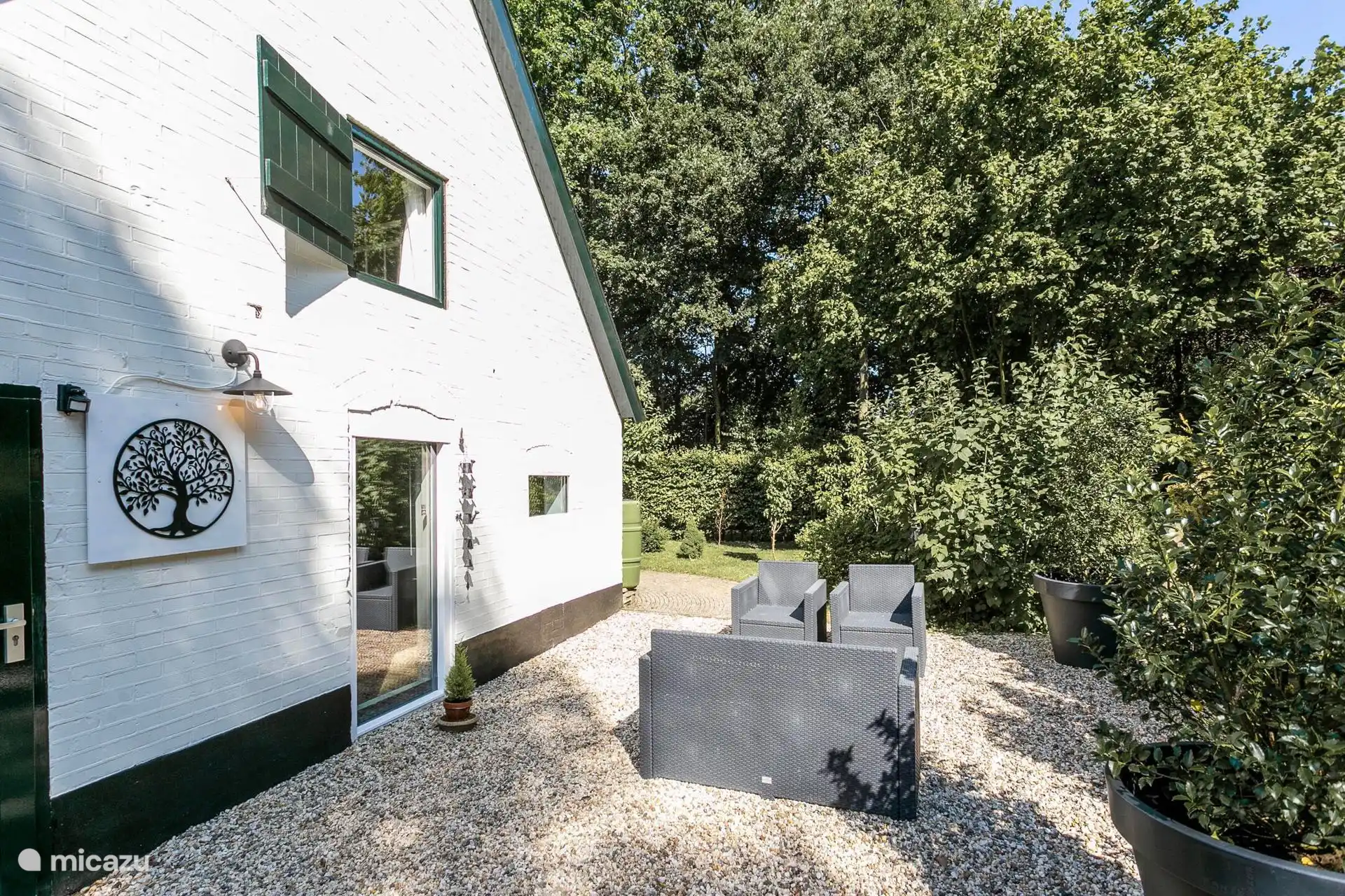 Die Sitzecke vor dem Ferienhaus