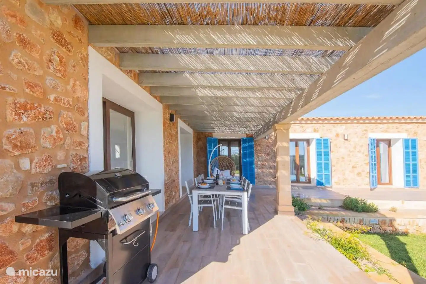 Grill + Tisch im Freien