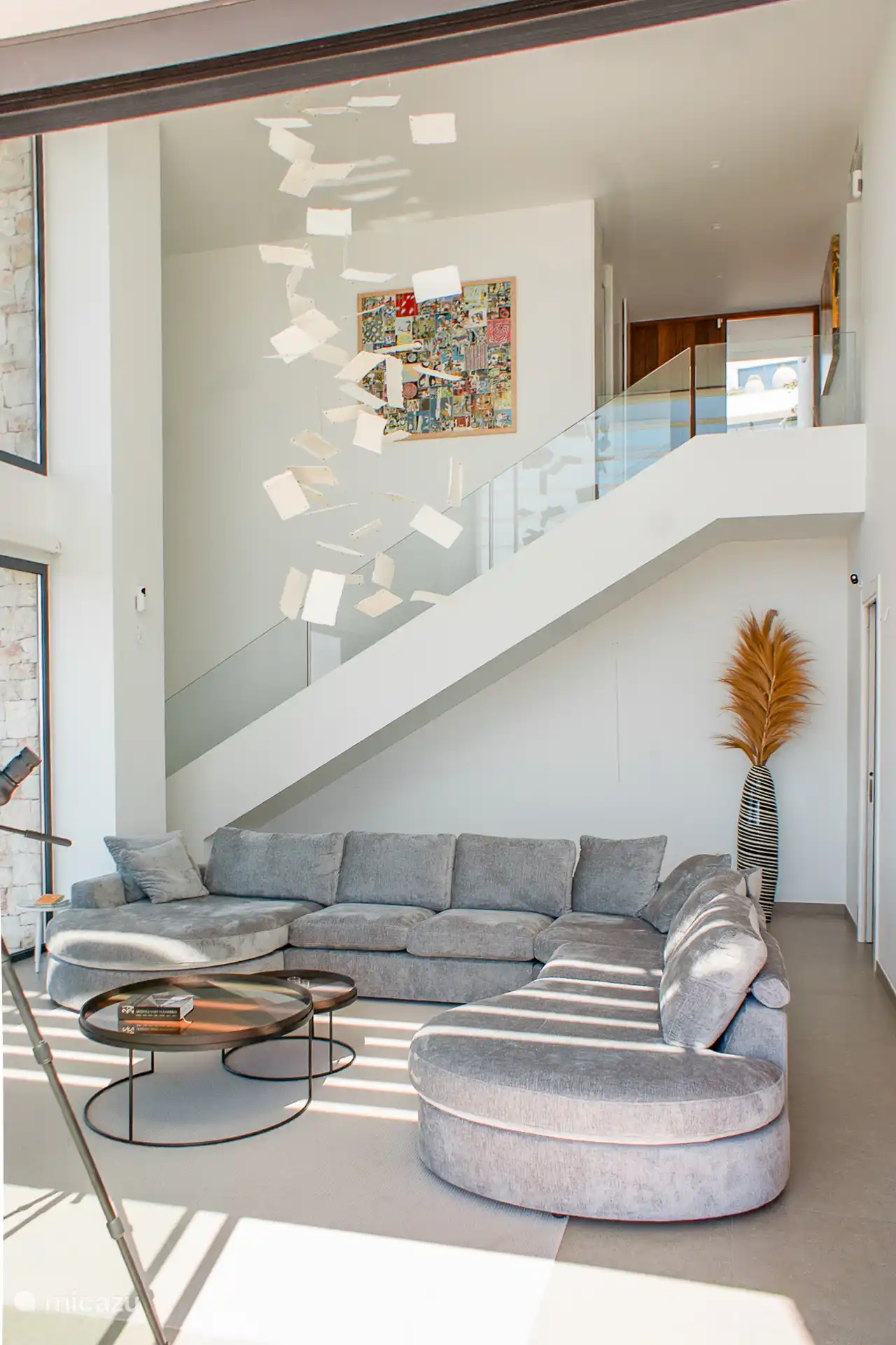 Schönes, geräumiges Wohnzimmer mit Acht-Personen-Sofa 