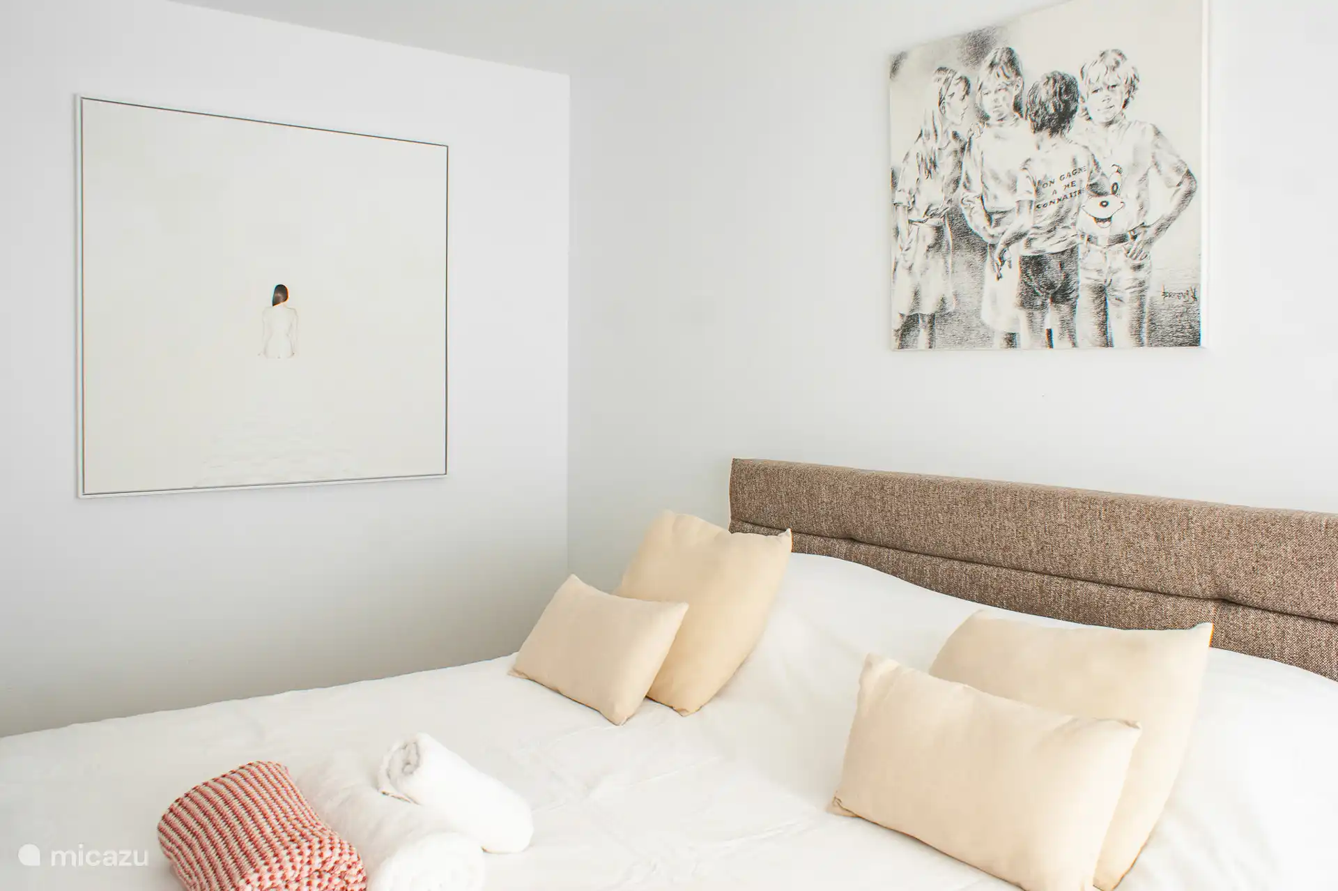 Es gibt eine separate Wohnung mit eigenem Schlafzimmer, Bad, Wohnzimmer und Küche