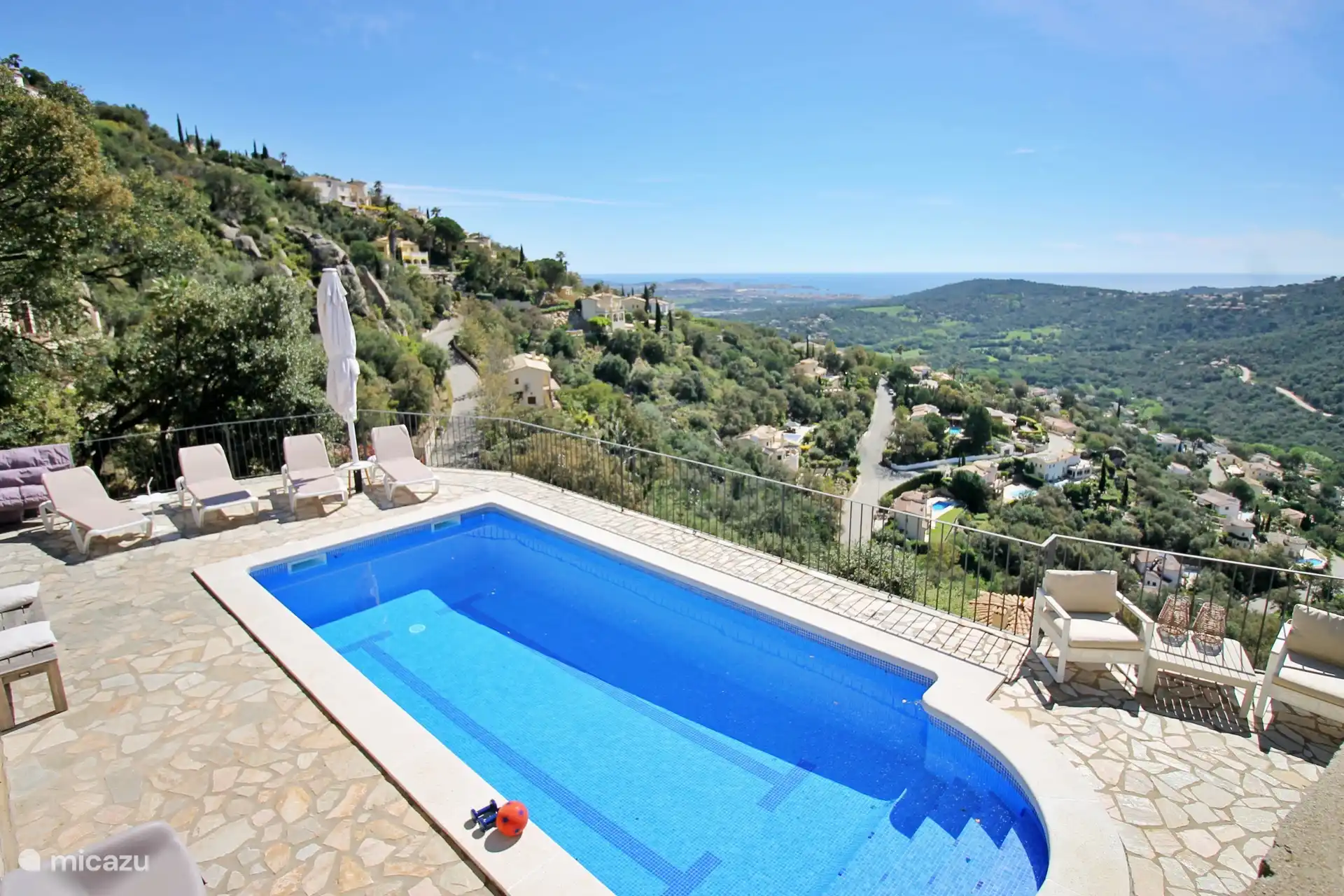 Swimming pool with sea views