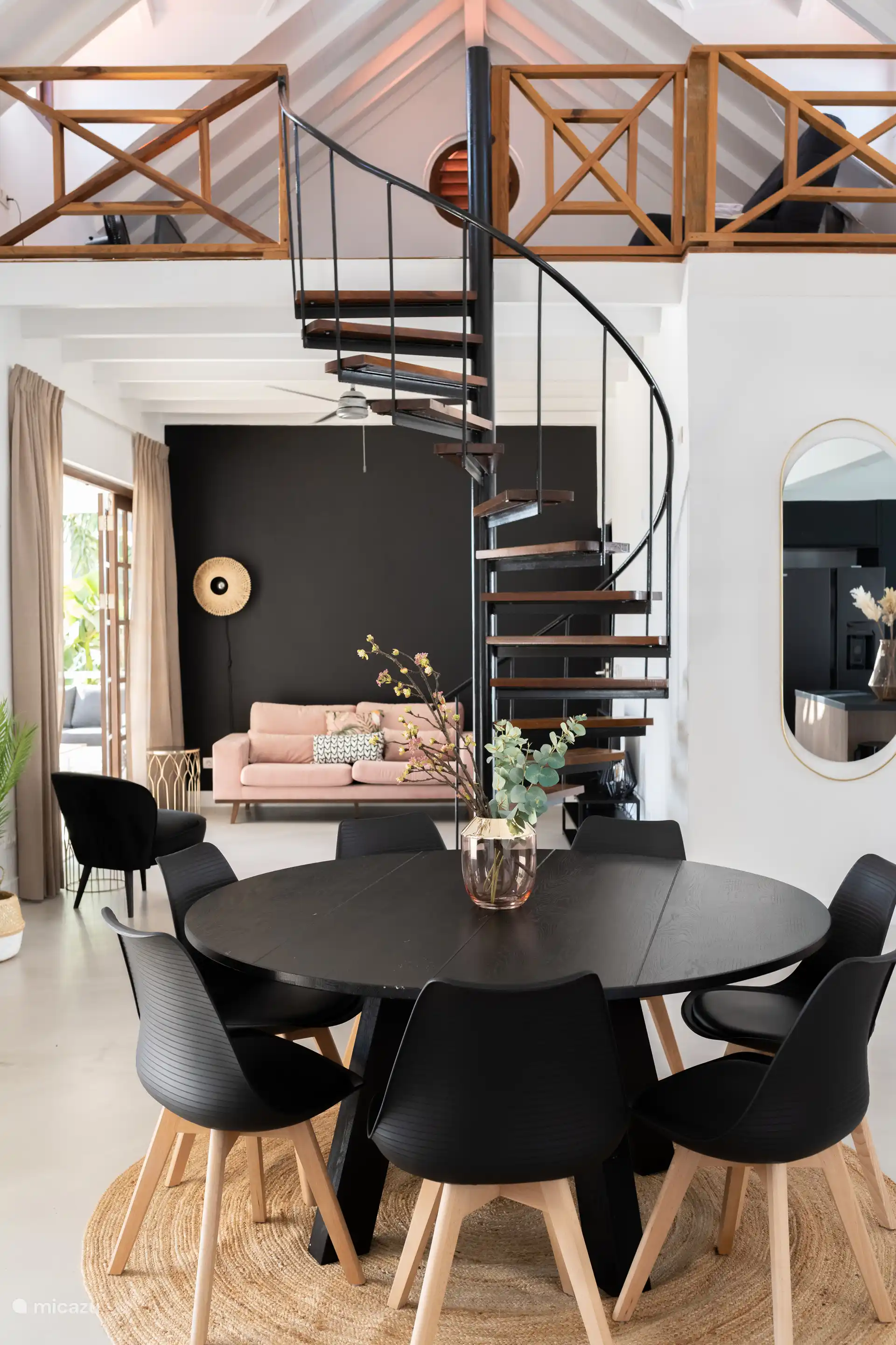 Wohnzimmer und Esstisch