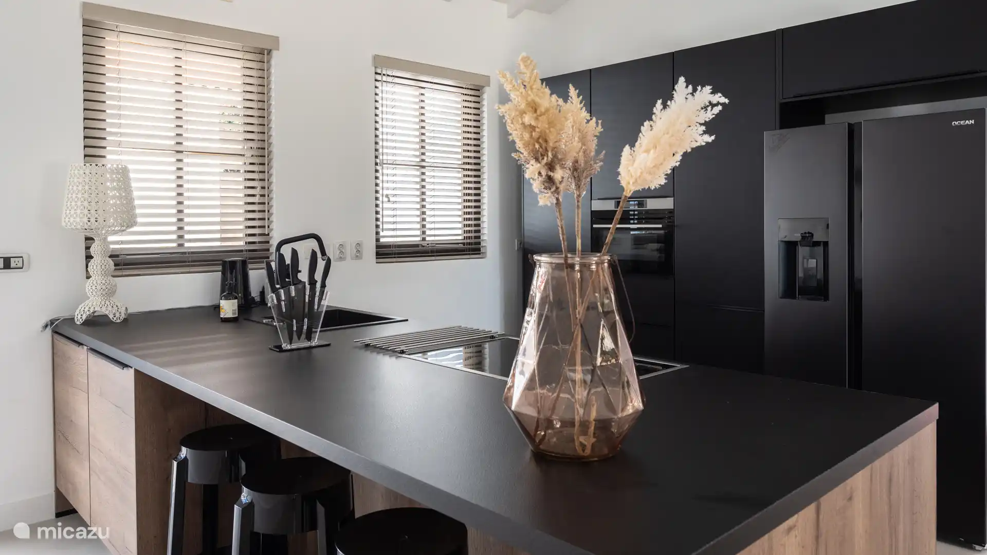 Moderne Küche mit allen notwendigen (Einbau-)Geräten