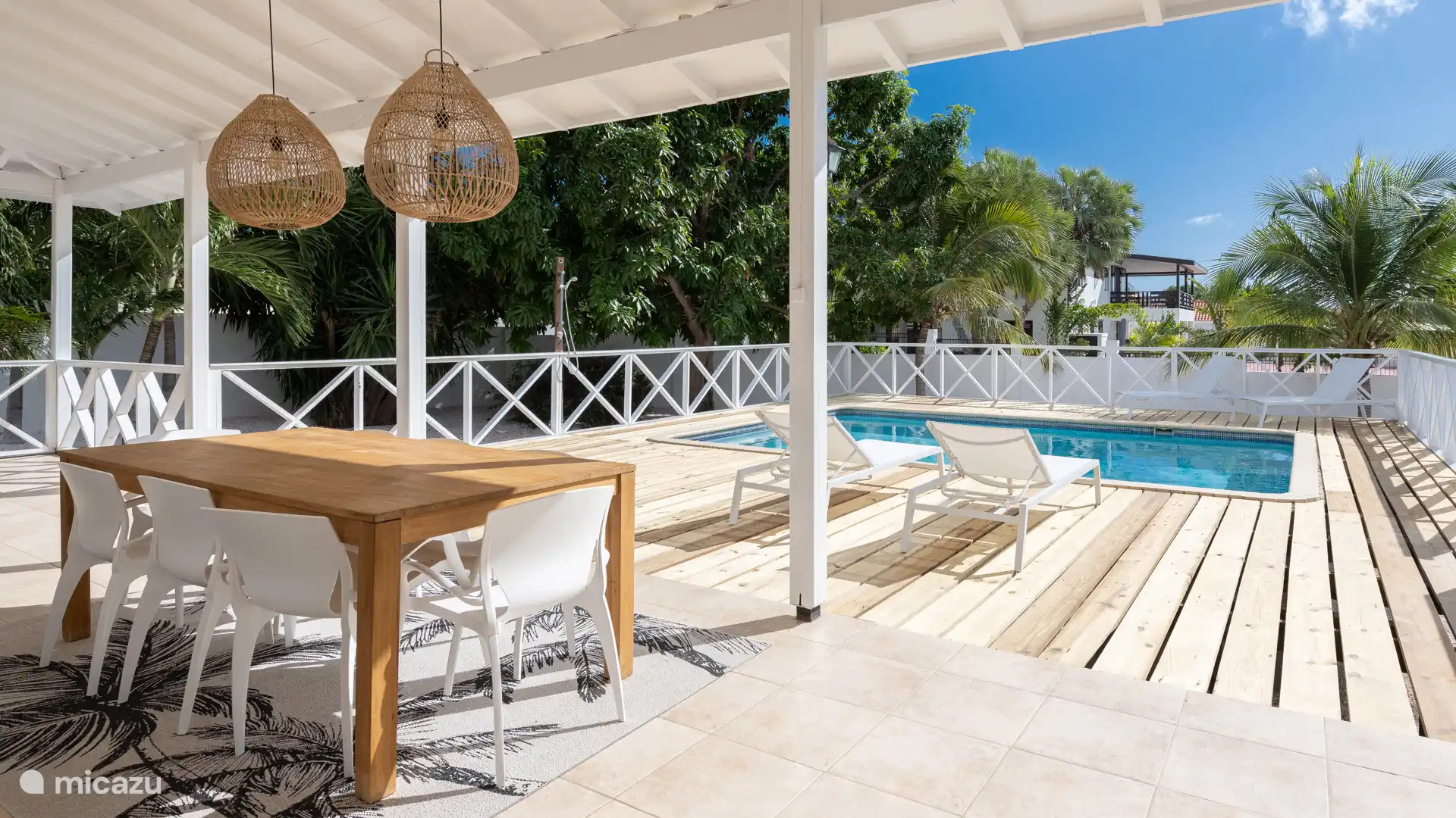 Blick auf das Pooldeck und den privaten Pool