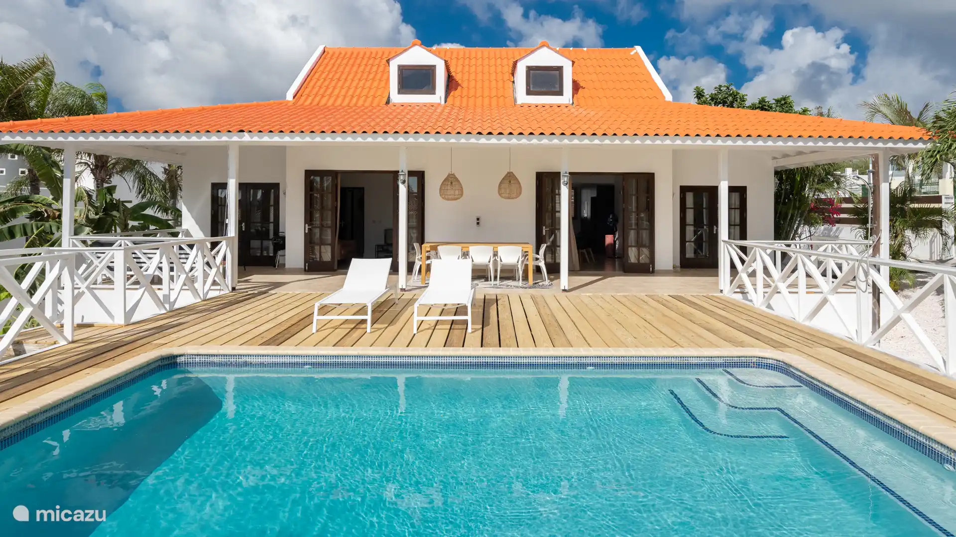 Villa vom privaten Pool aus ansehen