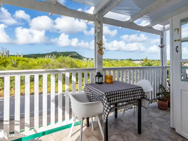 Location de Vacances Curaçao, Curaçao-Centre, Curasol, appartement - Las Dahlias Apartments - El Mirador  Joli balcon, parfait pour le petit déjeuner à l’extérieur