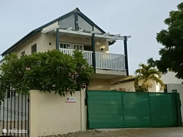 Location de Vacances Curaçao, Curaçao-Centre, Curasol, appartement - Las Dahlias Apartments - El Mirador  Mirador avec portes-fenêtres avec vue sur les collines