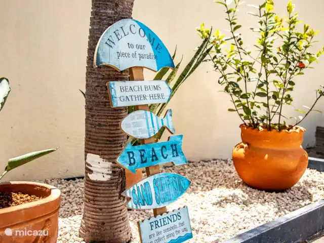 Location de Vacances Curaçao, Curaçao-Centre, Curasol, appartement - Las Dahlias Apartments - El Mirador  Panneaux de bienvenue dans le jardin