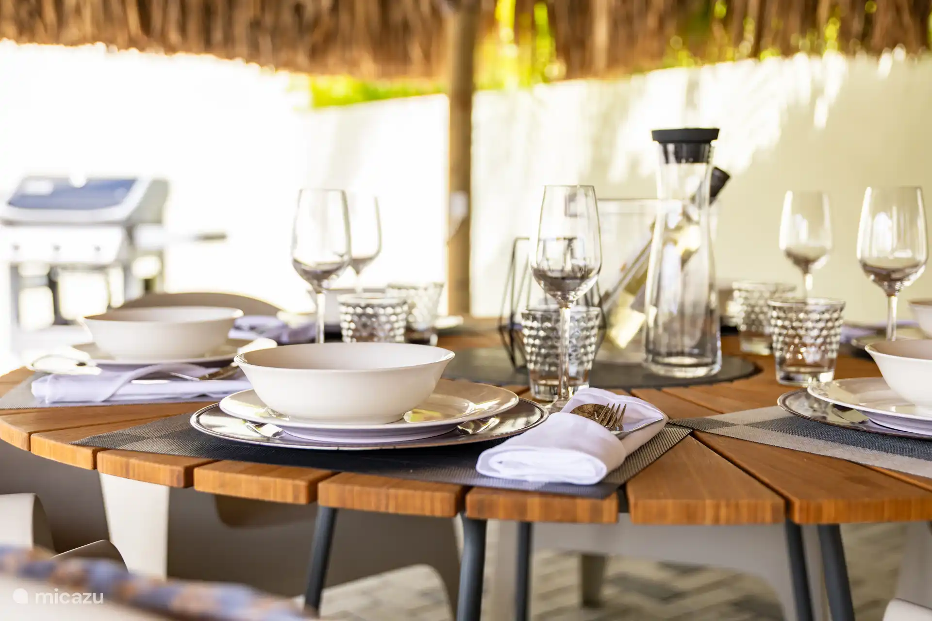 Palapa mit Esstisch im Freien