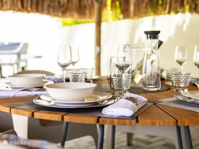 Casa Bon Bida huren in Curaçao, Banda Ariba (oost), Mambo Beach - villa Palapa met buiten eettafel