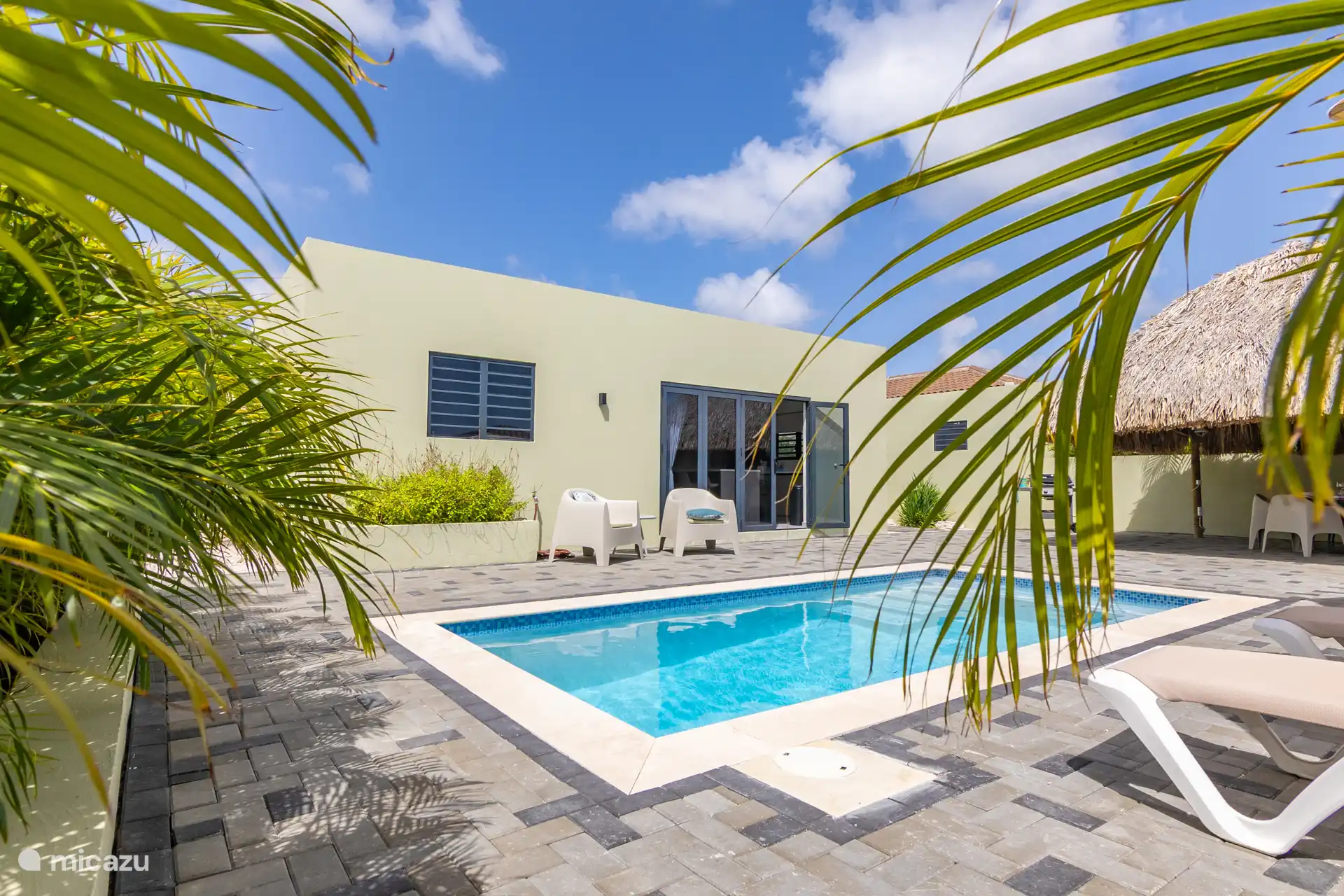 Garten mit Swimmingpool