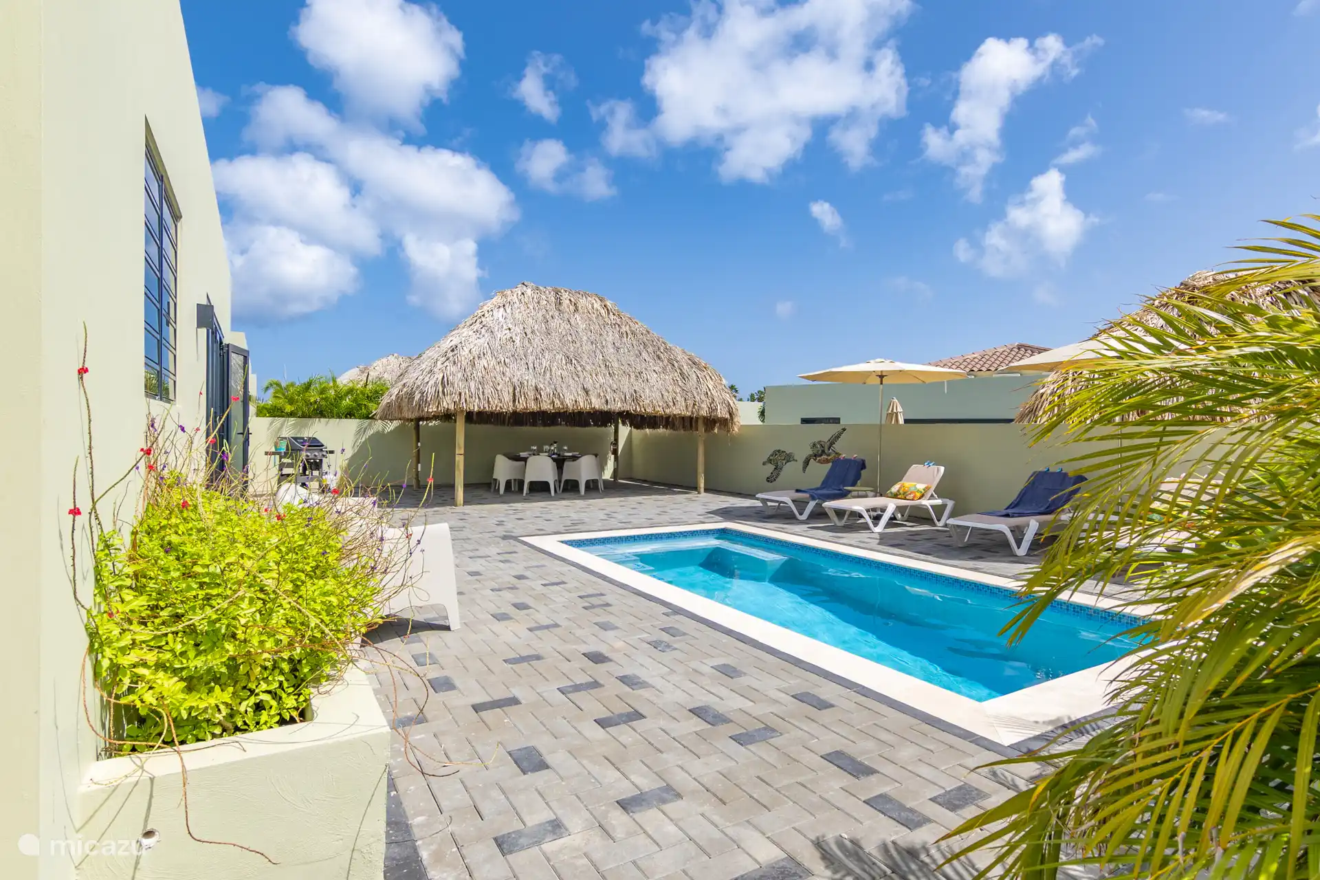 Garten mit Swimmingpool