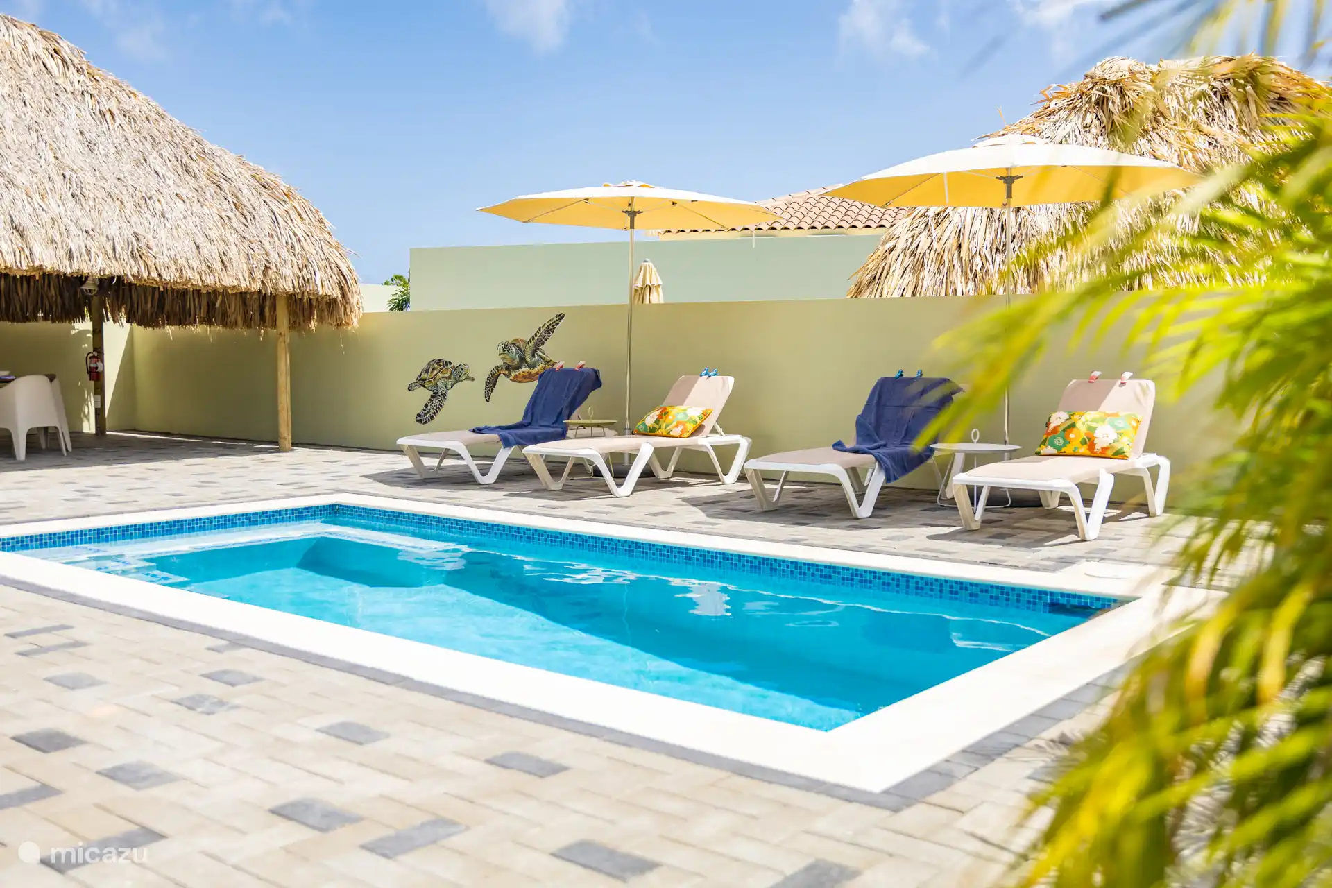 Garten mit Swimmingpool