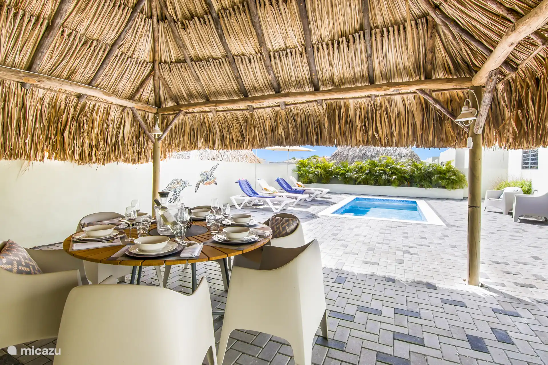 Palapa mit Esstisch im Freien