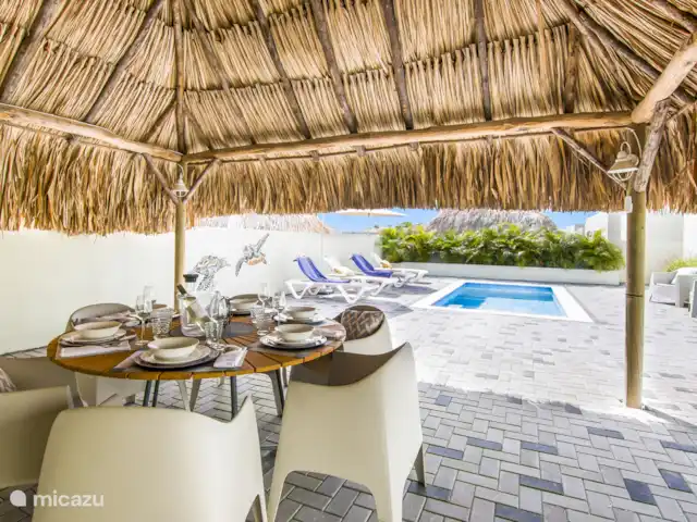 Casa Bon Bida huren in Curaçao, Banda Ariba (oost), Mambo Beach - villa Palapa met buiten eettafel