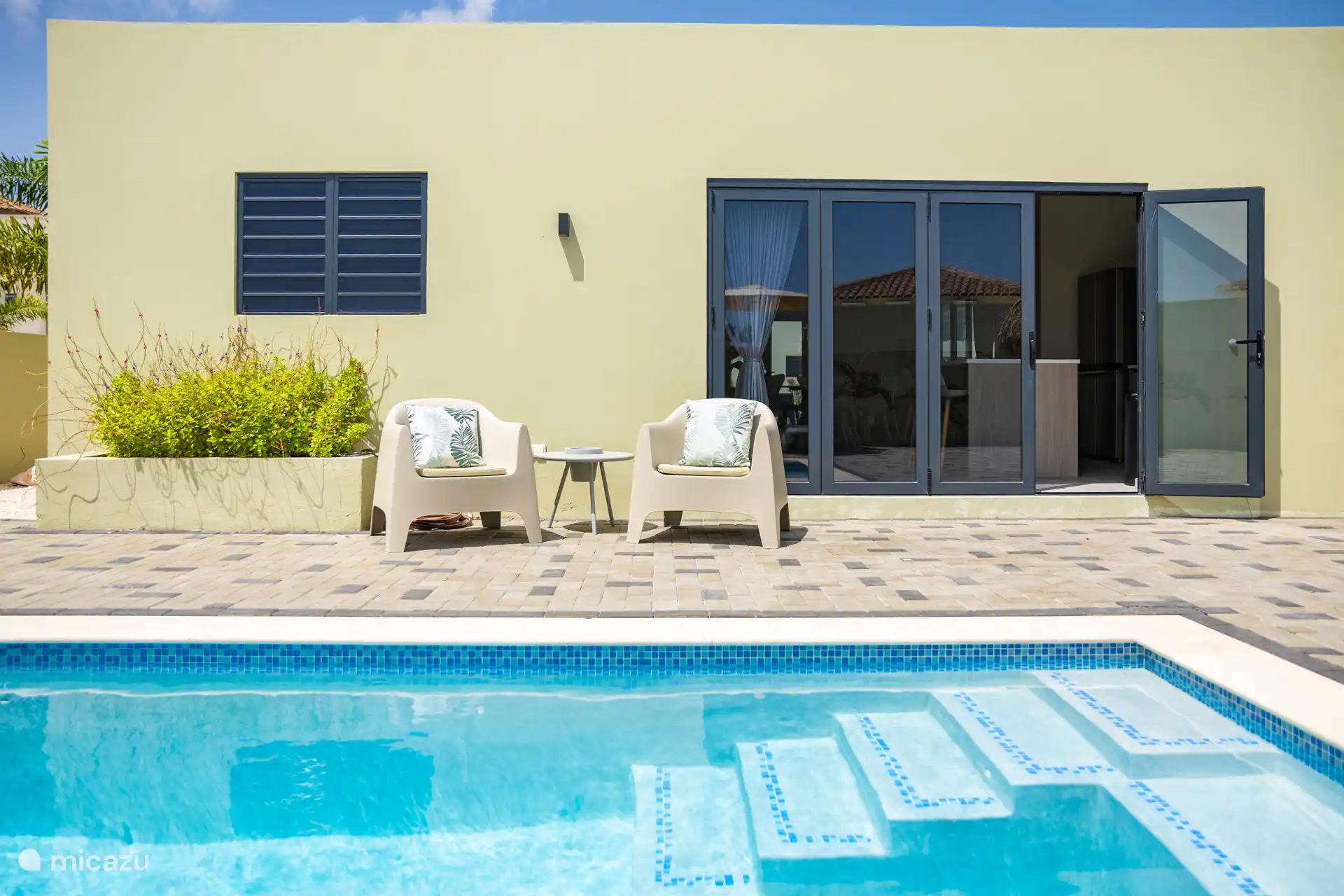 Garten mit Swimmingpool