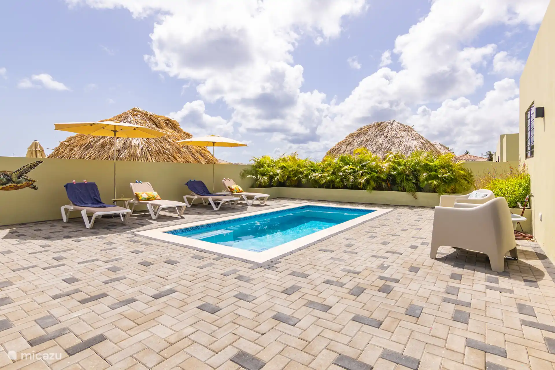 Garten mit Swimmingpool