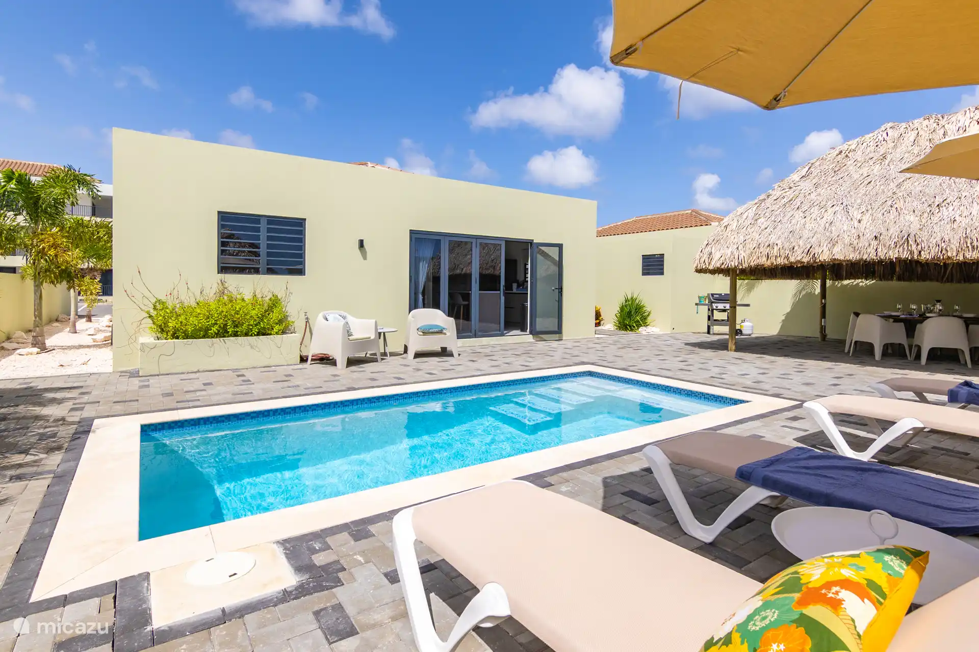 Garten mit Swimmingpool