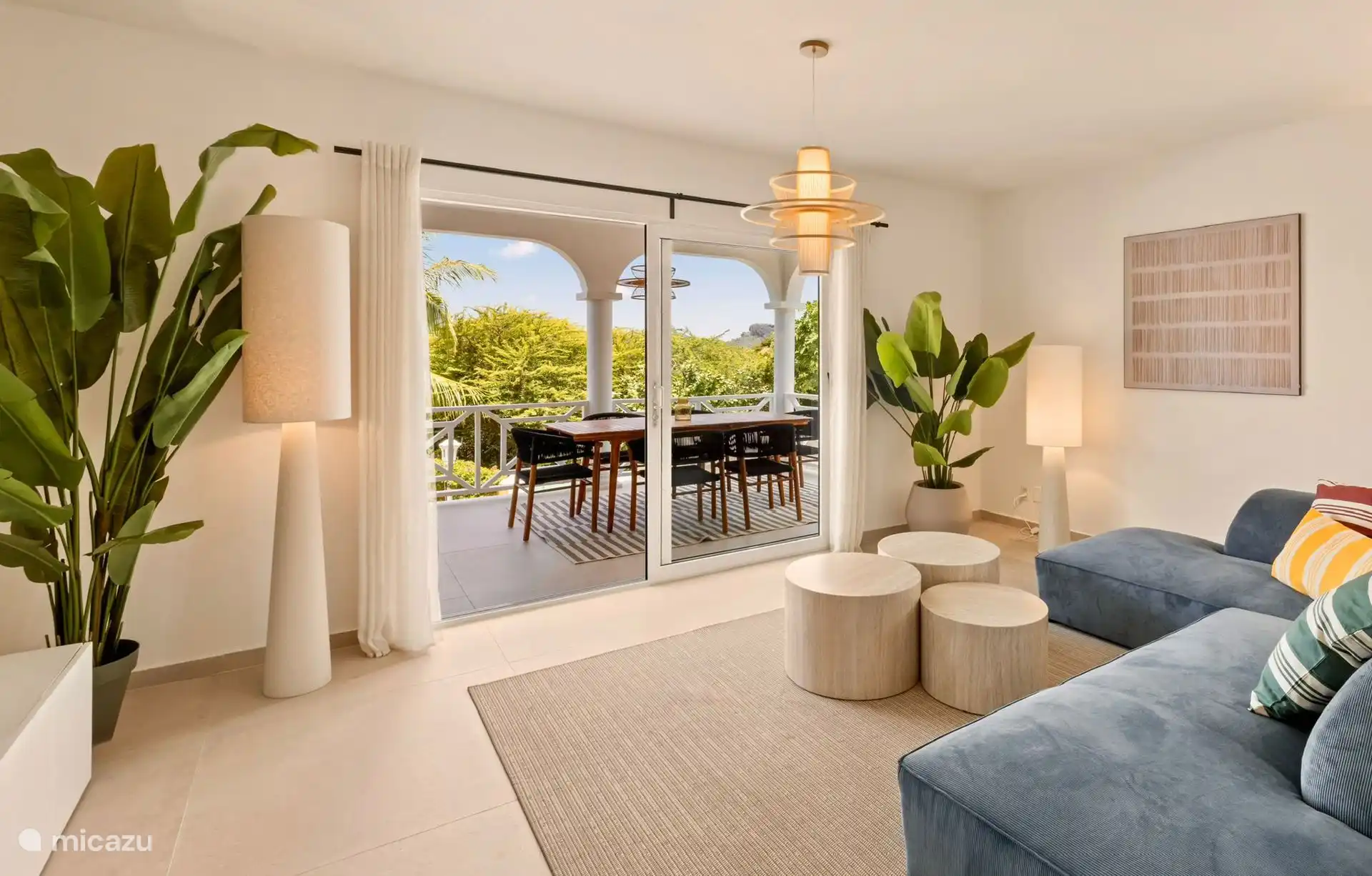 Sala de estar luminosa y lujosa con amplia sala de estar y Smart TV.