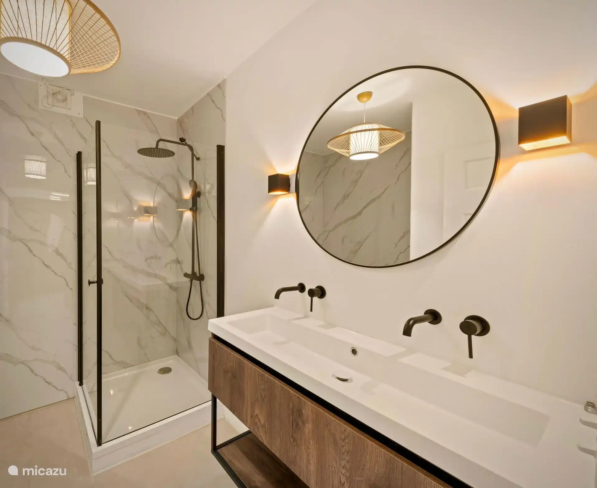 Segundo baño de lujo con ducha de lluvia y lavabo doble.