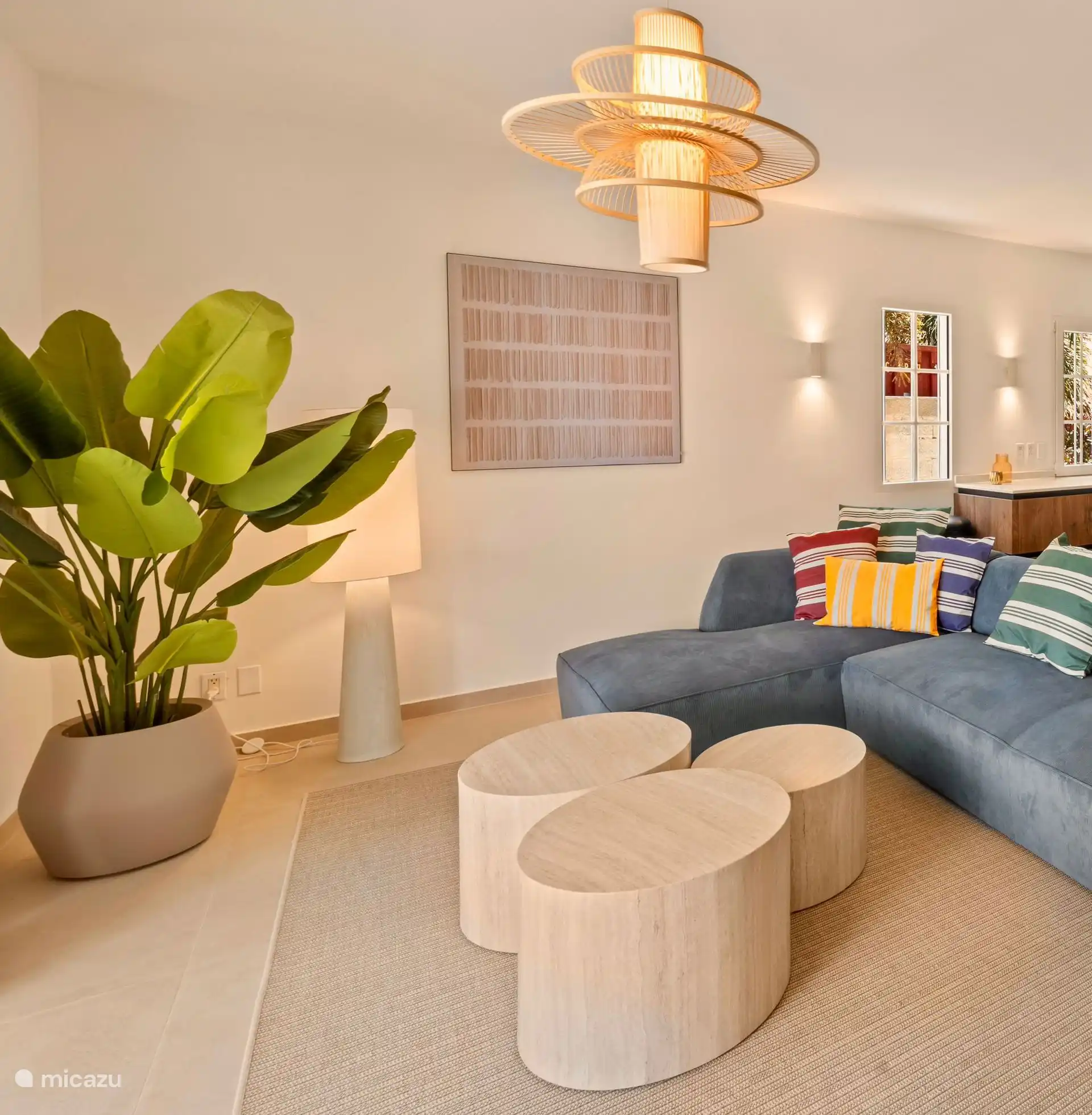 Luminoso y amplio salón con zona de estar y Smart TV.