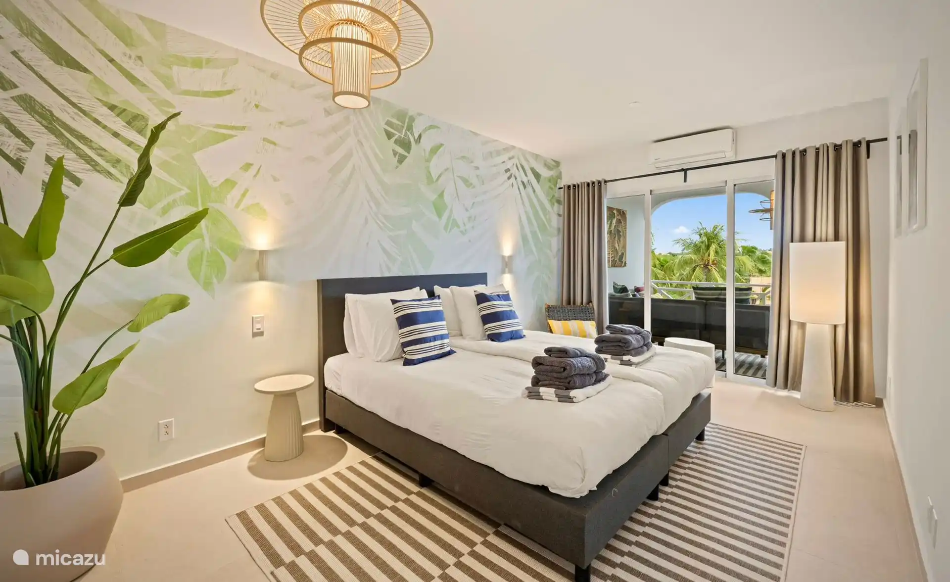 Dormitorio principal con acceso a la terraza y baño principal privado