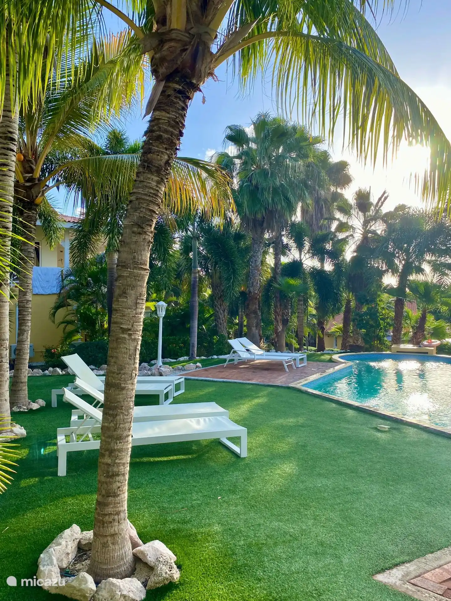 Piscina con hamacas.