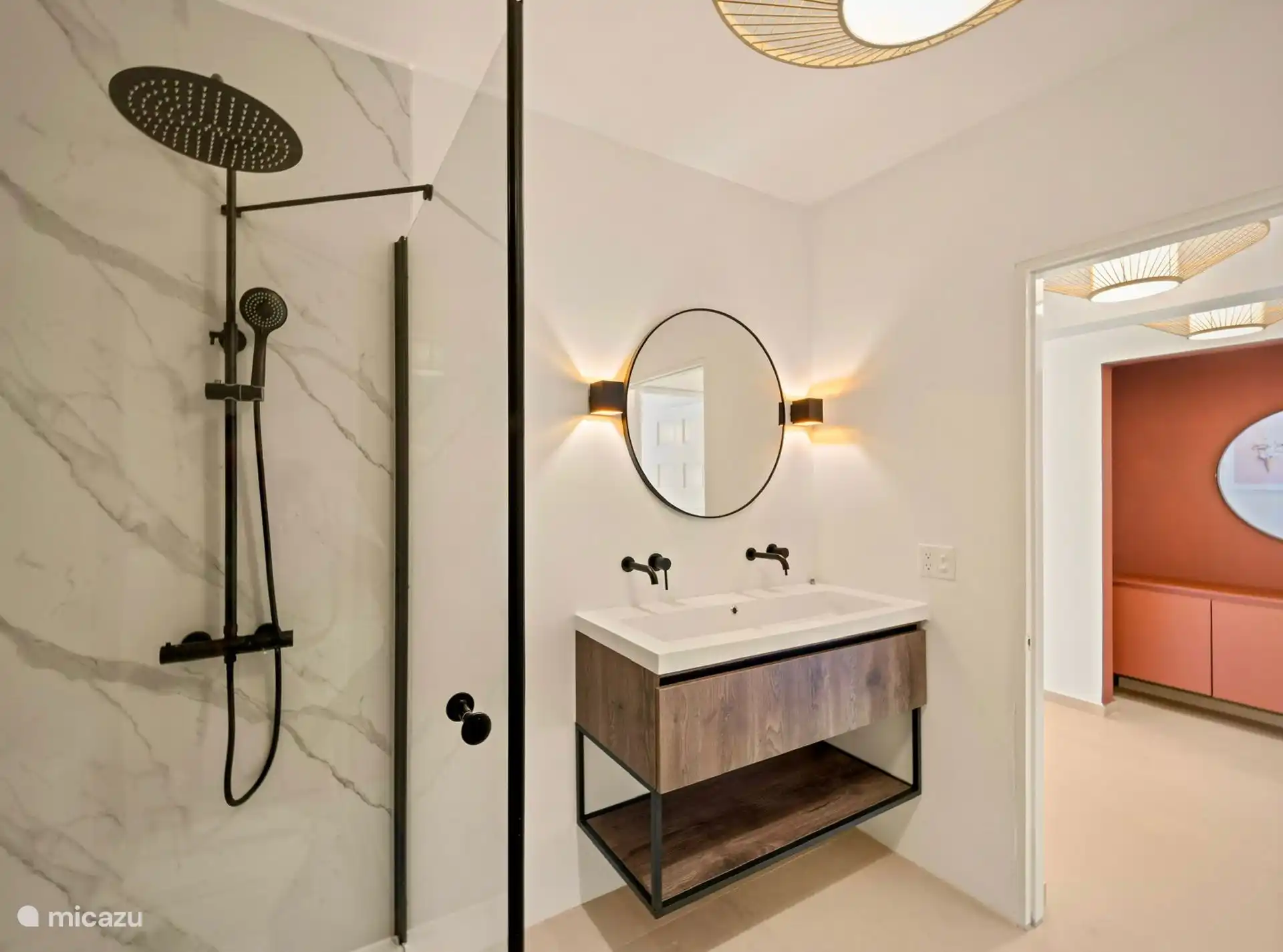 Lujoso baño con ducha de lluvia y lavabo doble.