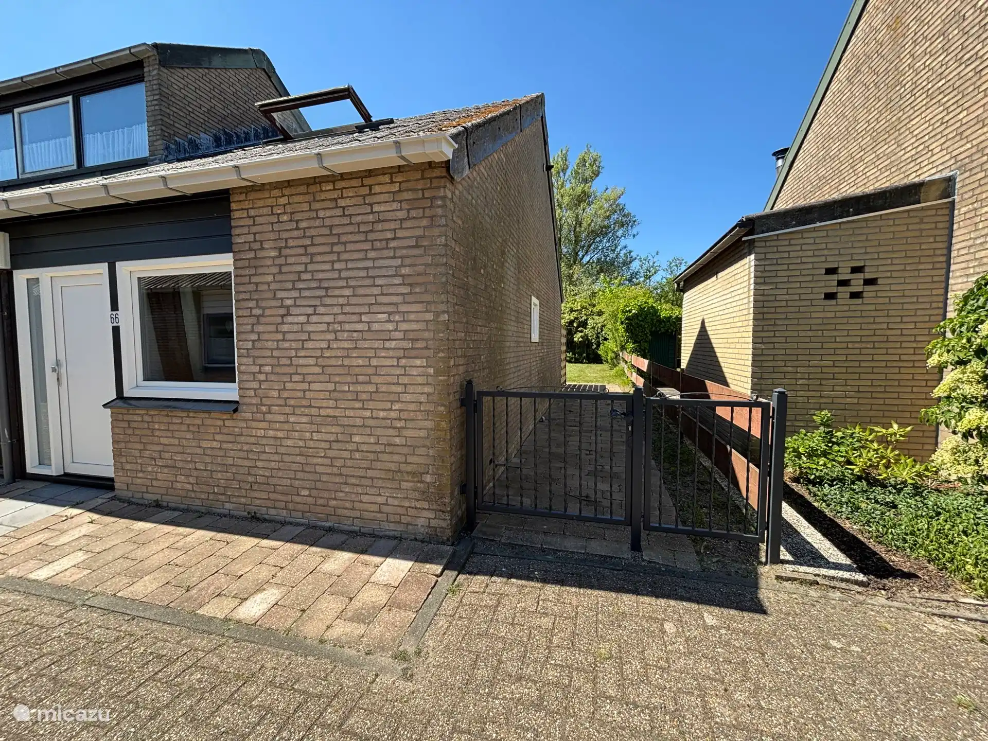 Een achterom waar je de fietsen kwijt kan. 