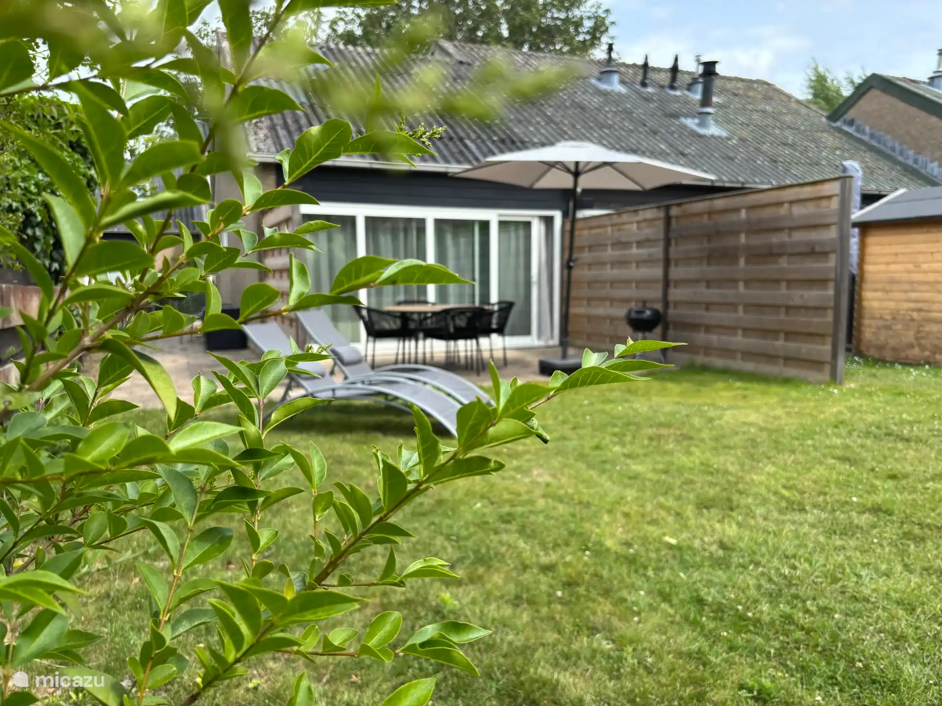 Een fijne tuin om heerlijk te relaxen. Inclusief tuintafel, stoelen, ligstoelen (2) een barbeque en parasol. 