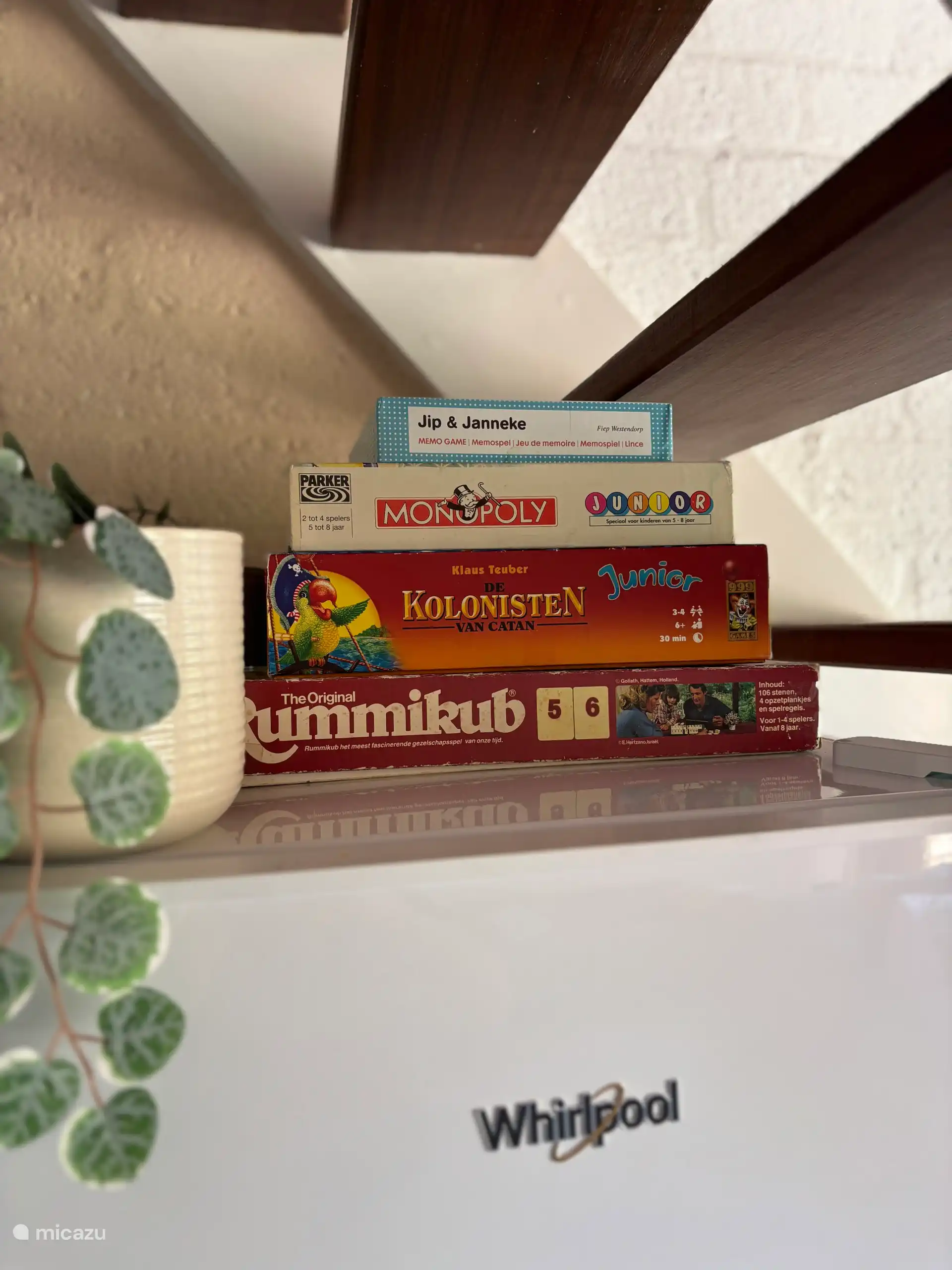 Er zijn genoeg spelletjes, speelgoed en leesboeken voor jong en oud aanwezig. 