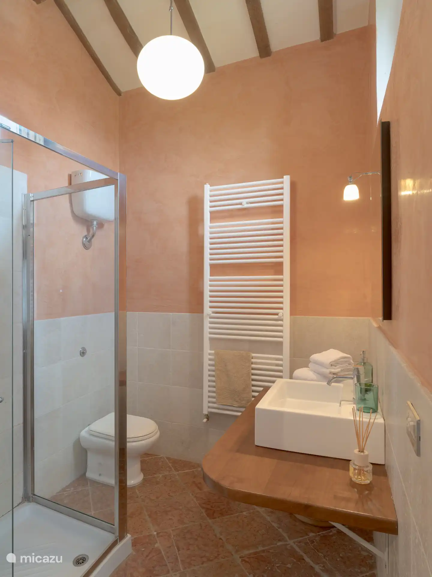 The en-suite bathroom
