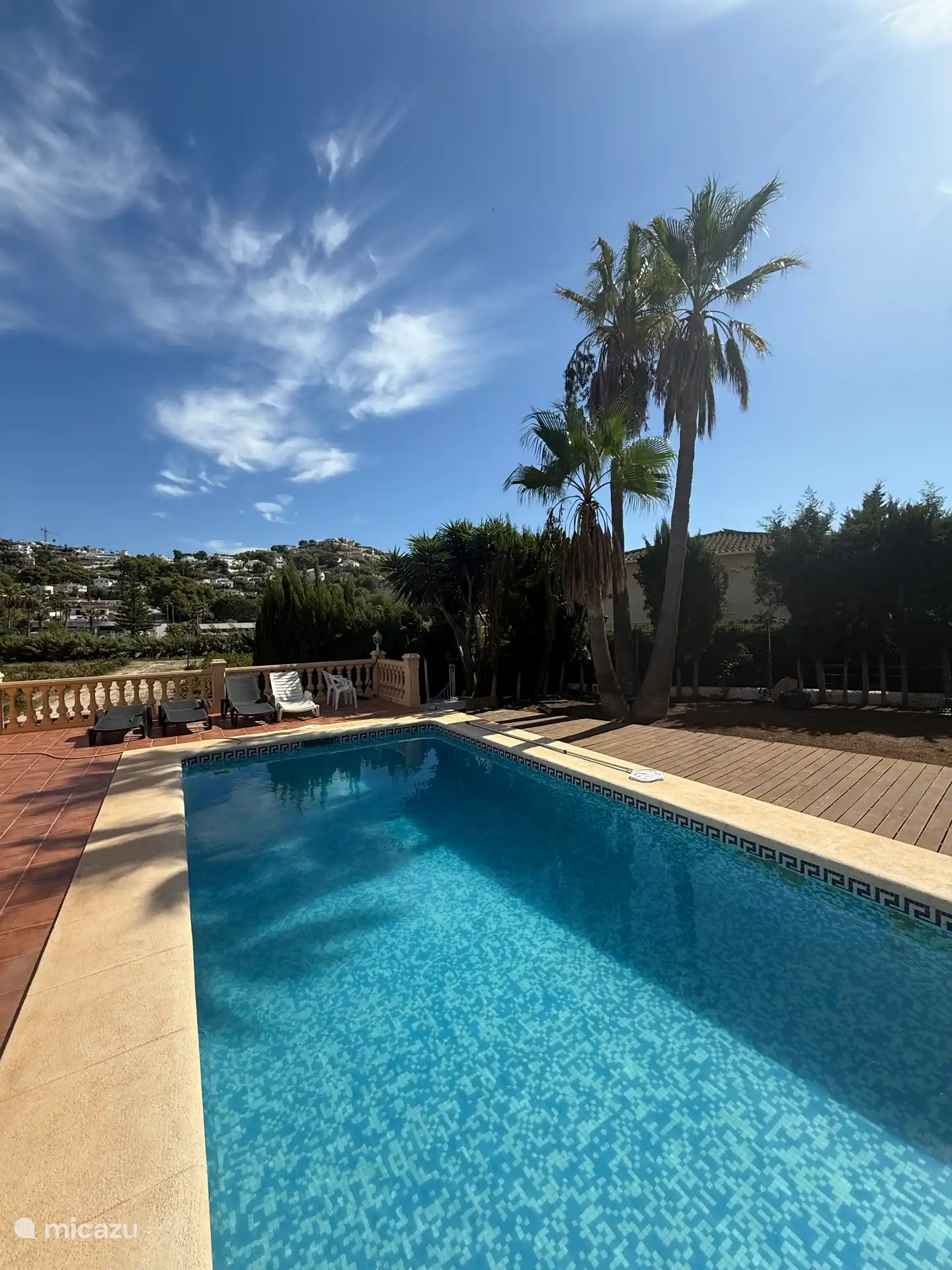 Belle grande piscine privée avec une vue magnifique sur la vallée de Moraira avec les propriétaires de la villa.