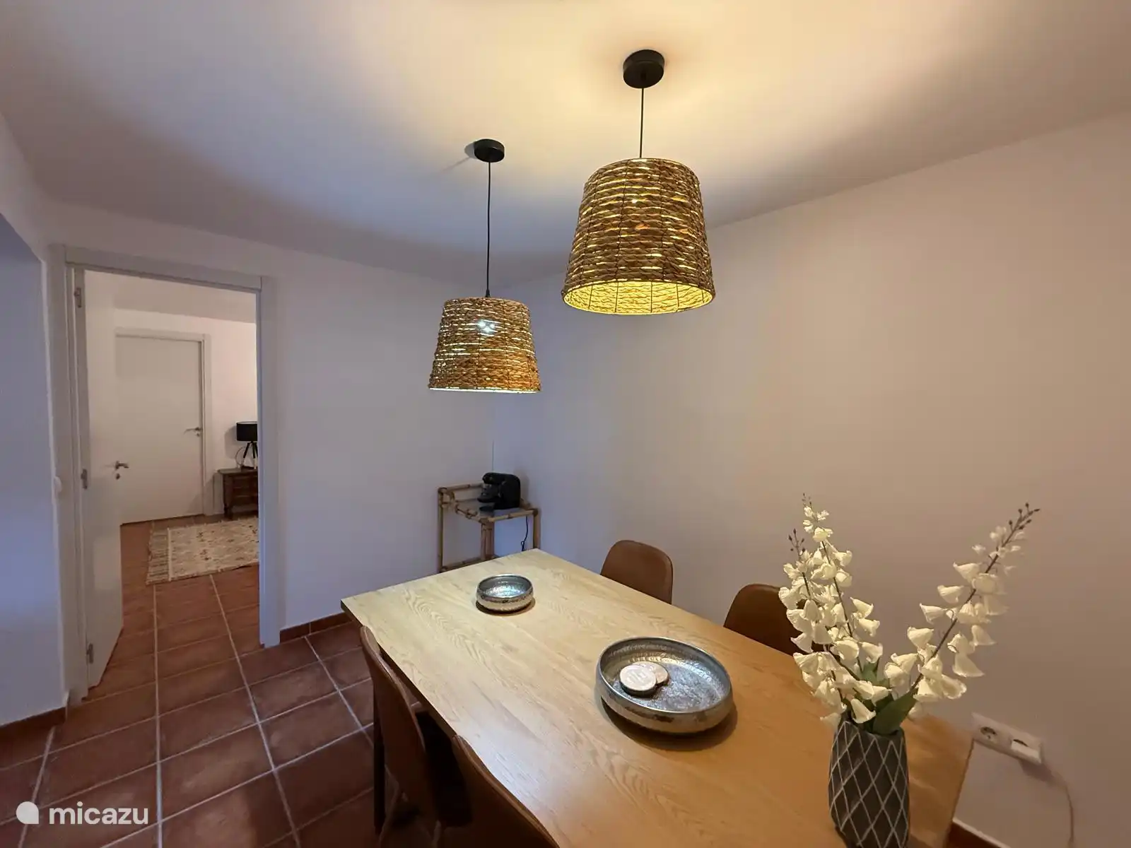 Salle à manger avec table à manger, 4 chaises et chariot en bambou avec café et thé.