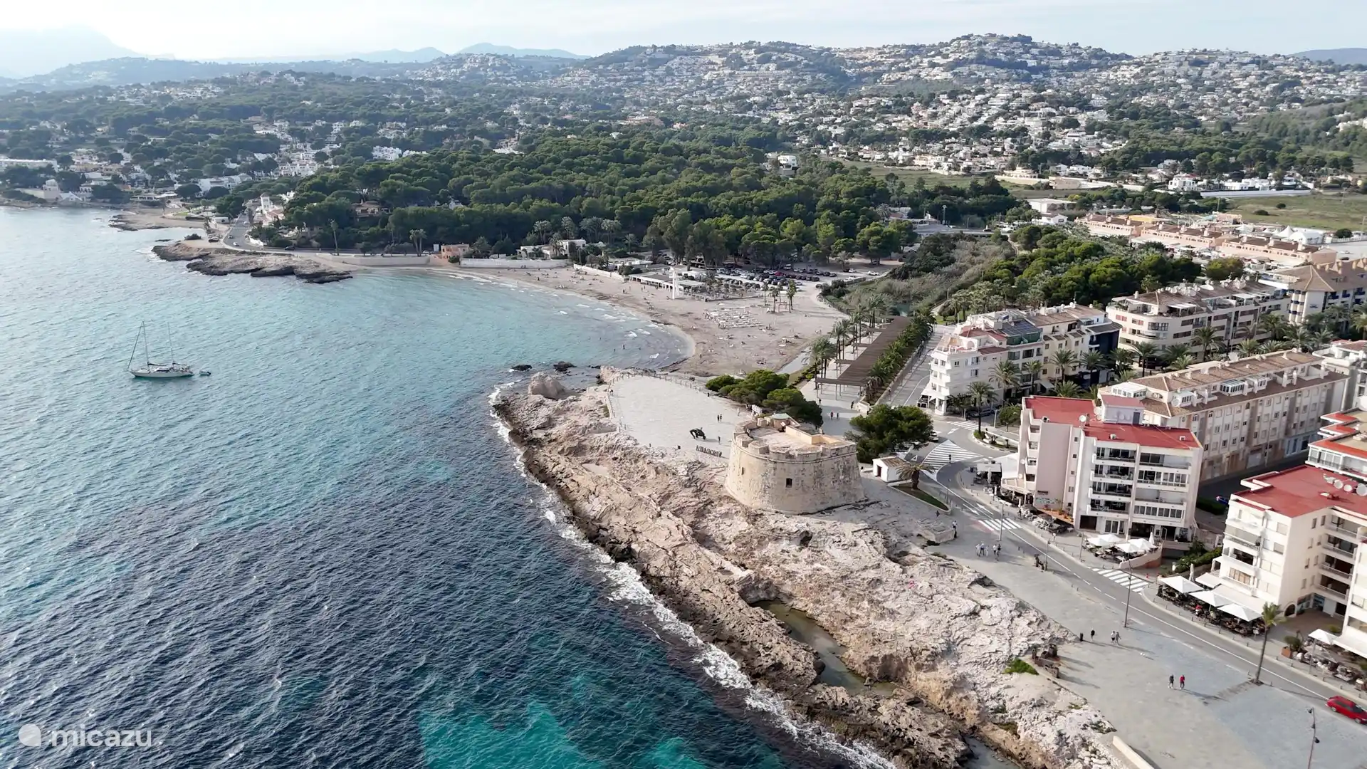 Plage d’Ampoula dans le centre de Moraira.
