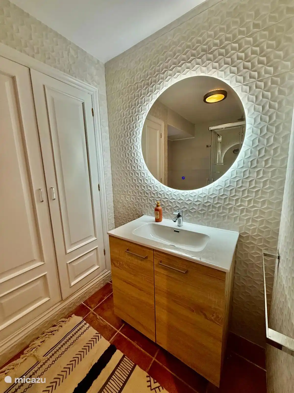 Salle de bain entièrement neuve et moderne.