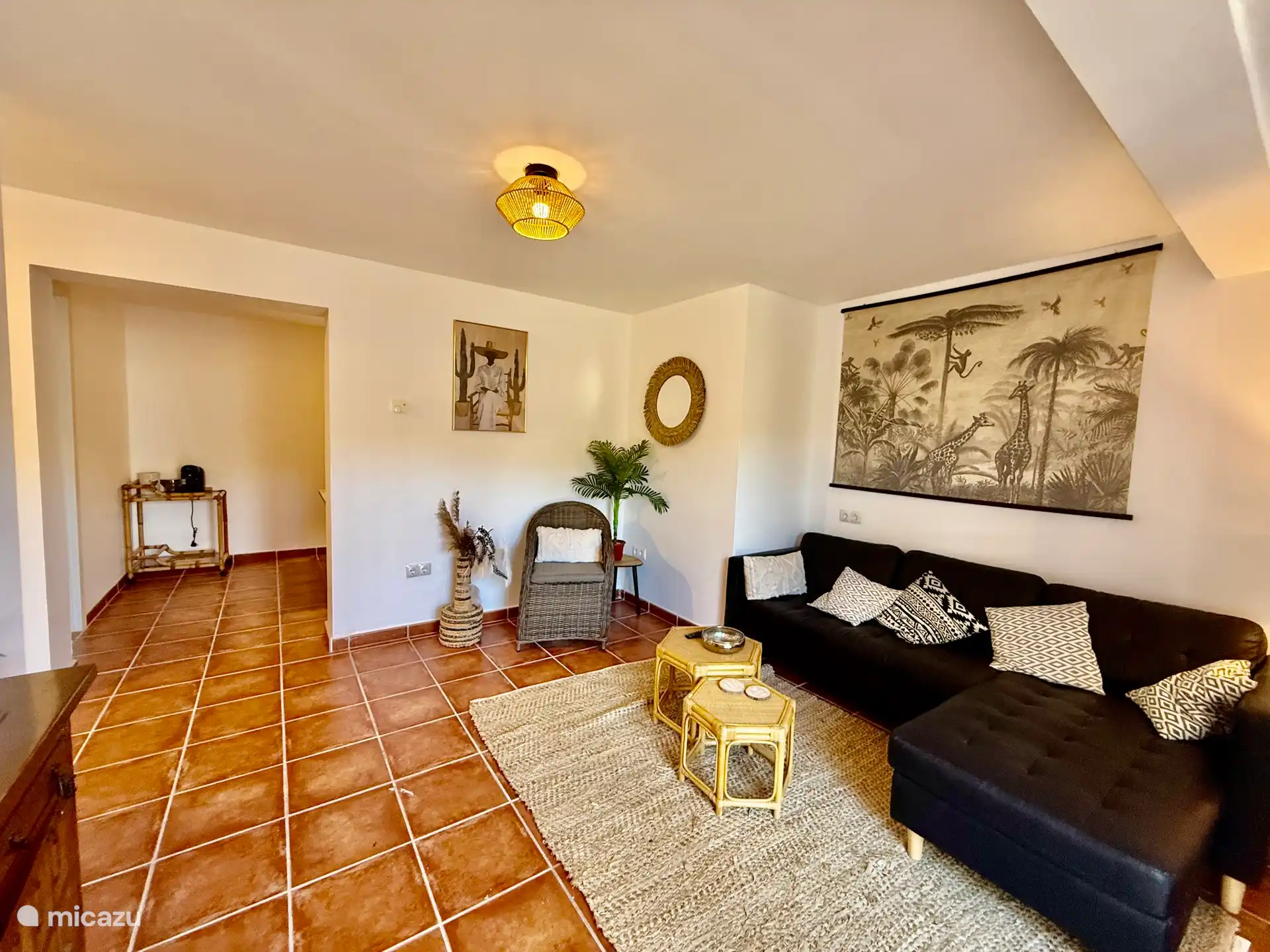 Salon douillet avec un canapé et un fauteuil spacieux pour 4 places.