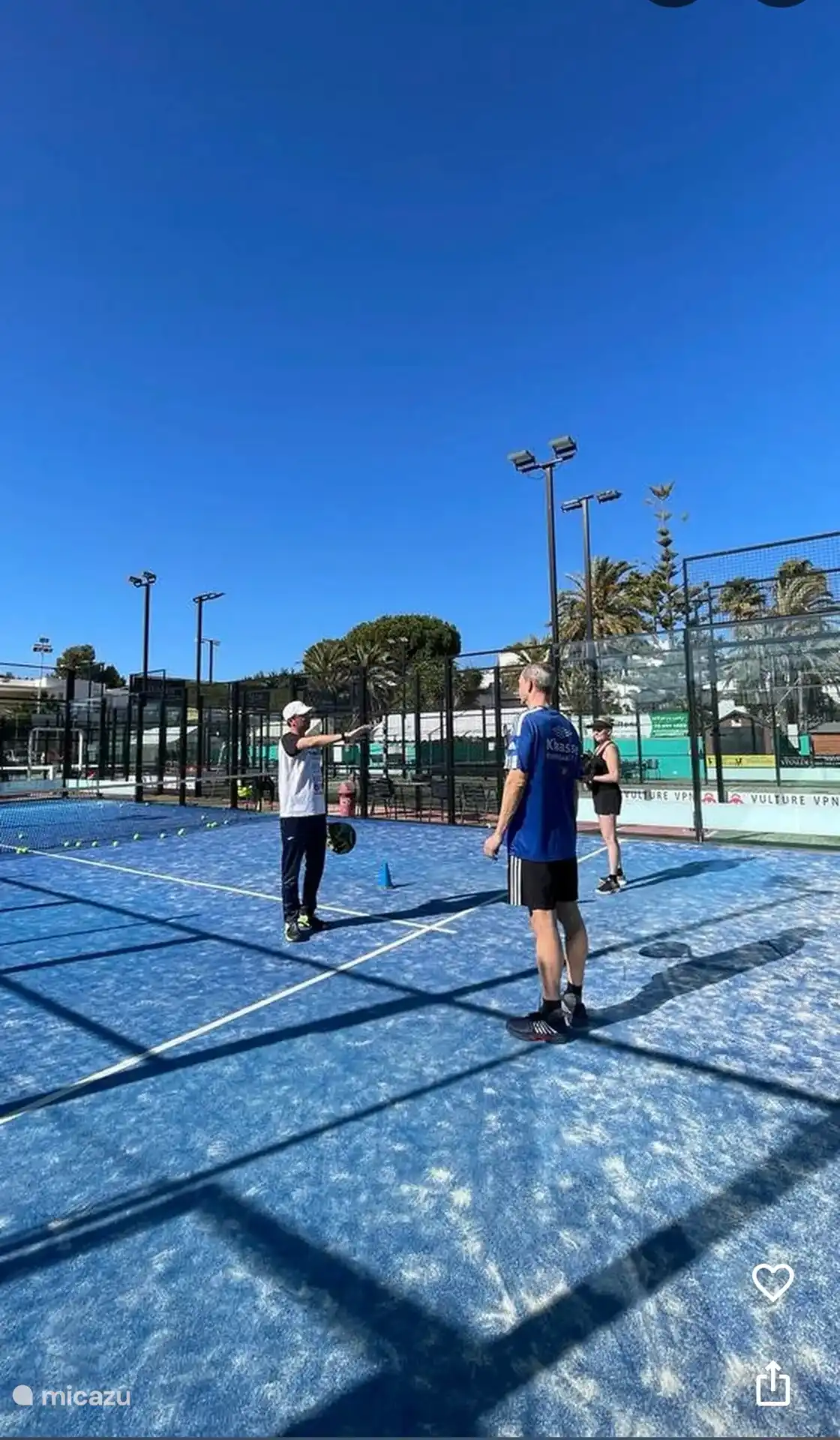 Le parc de padel et de tennis est à portée de main à portée de main à côté de la maison.